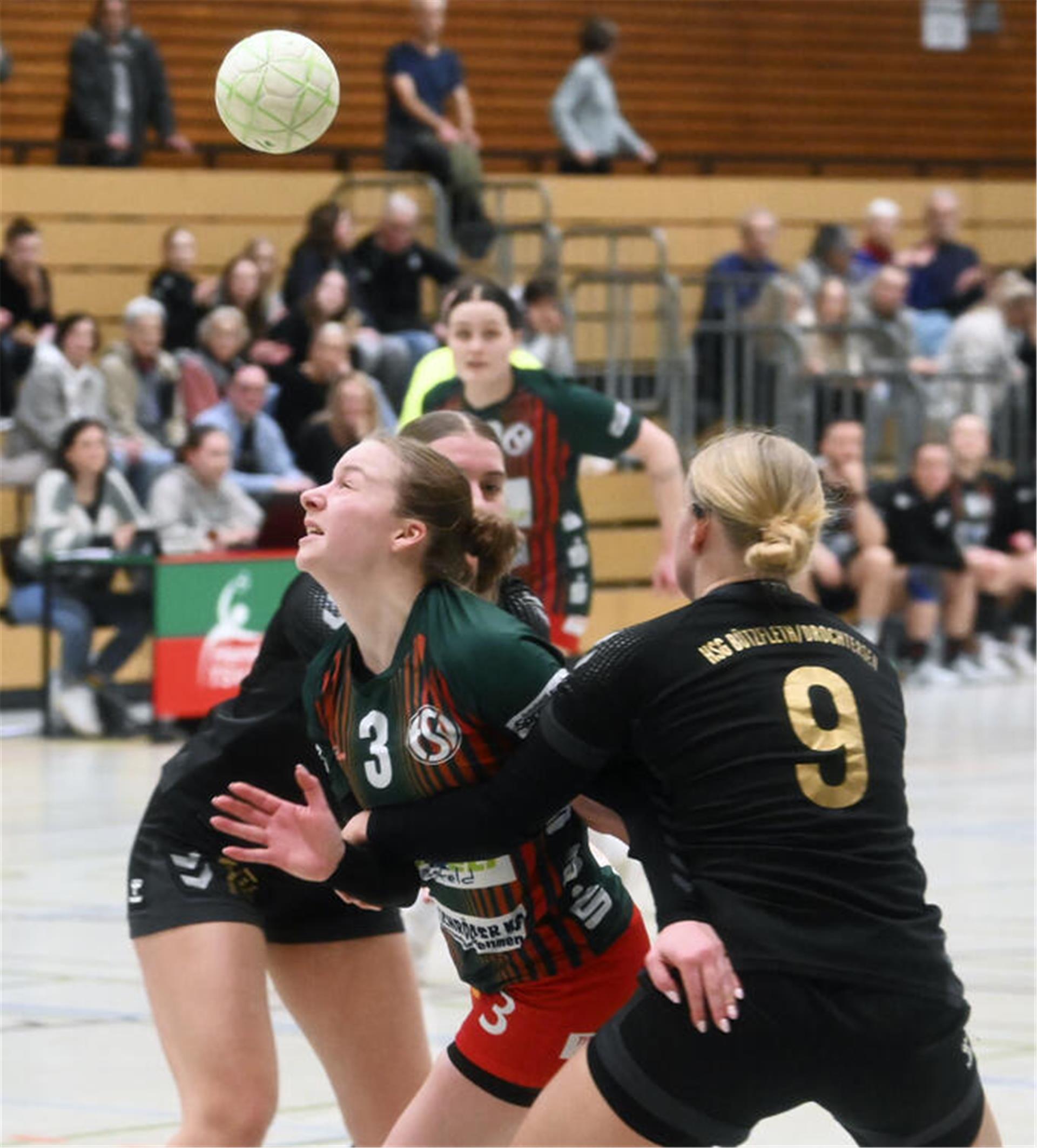 Die Handballerinnen des TSV Bremervörde hatten einen schweren Stand gegen die HSG Bützfleth/Drochtersen. In dieser Szene wird Sofie Brassel von ihren Gegenspielerinnen gestoppt.
