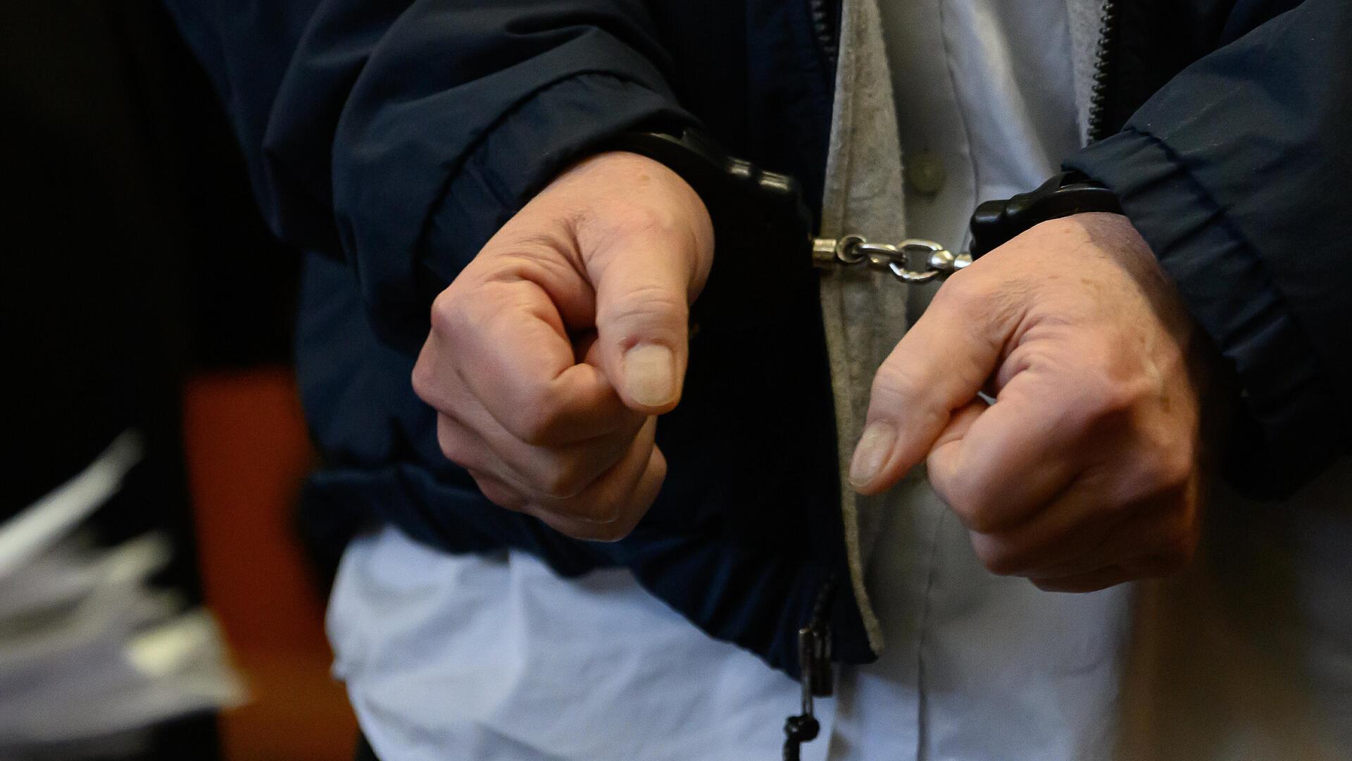 Die Handschellen bleiben ihr Begleiter: Drei Männer sind beim Prozess im Landgericht schuldig gesprochen worden, in Duhnen einen Mann aus persönlichen Motiven mit Schlägen und Messersticken schwer verletzt zu haben.