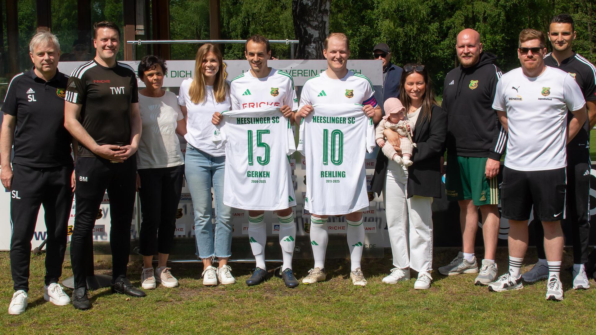 Die Heeslinger Urgesteine Oliver Gerken (Nummer 15) und Kevin Rehling (Nummer 10) wurden gemeinsam mit ihren Partnerinnen zu Saisonende von den Offiziellen des Heeslinger SC verabschiedet.