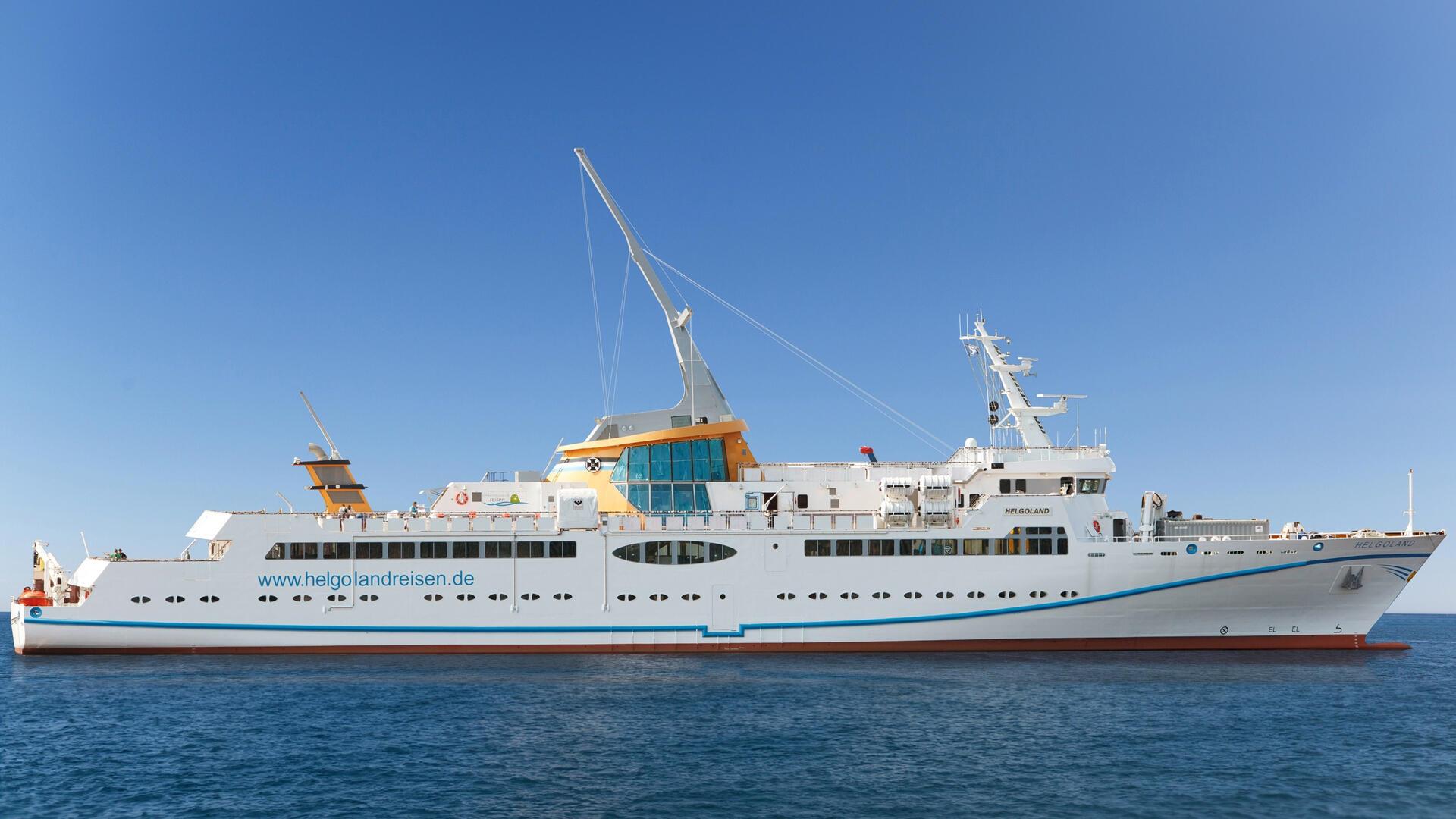 Blick auf ein Schiff: Die „Helgoland“ fährt täglich ab Cuxhaven nach Helgoland. 