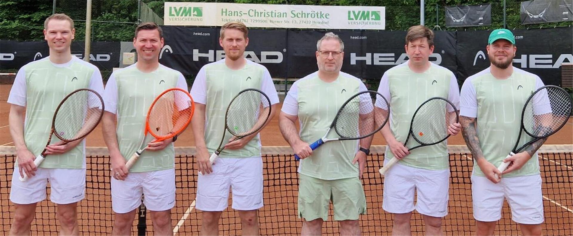 Die Herren30 des Bremervörder Tennisvereins Grün-Weiß spielen nach drei Aufstiegen in Folge dieses Jahr auf Verbandsebene. Das Foto aus der Aufstiegssaison zeigt (von links) Torsten Junge, Tobias Wilkens, Daniel Tomforde, Sascha Lieschewski, Stephen Augustin und Raphael Müller.