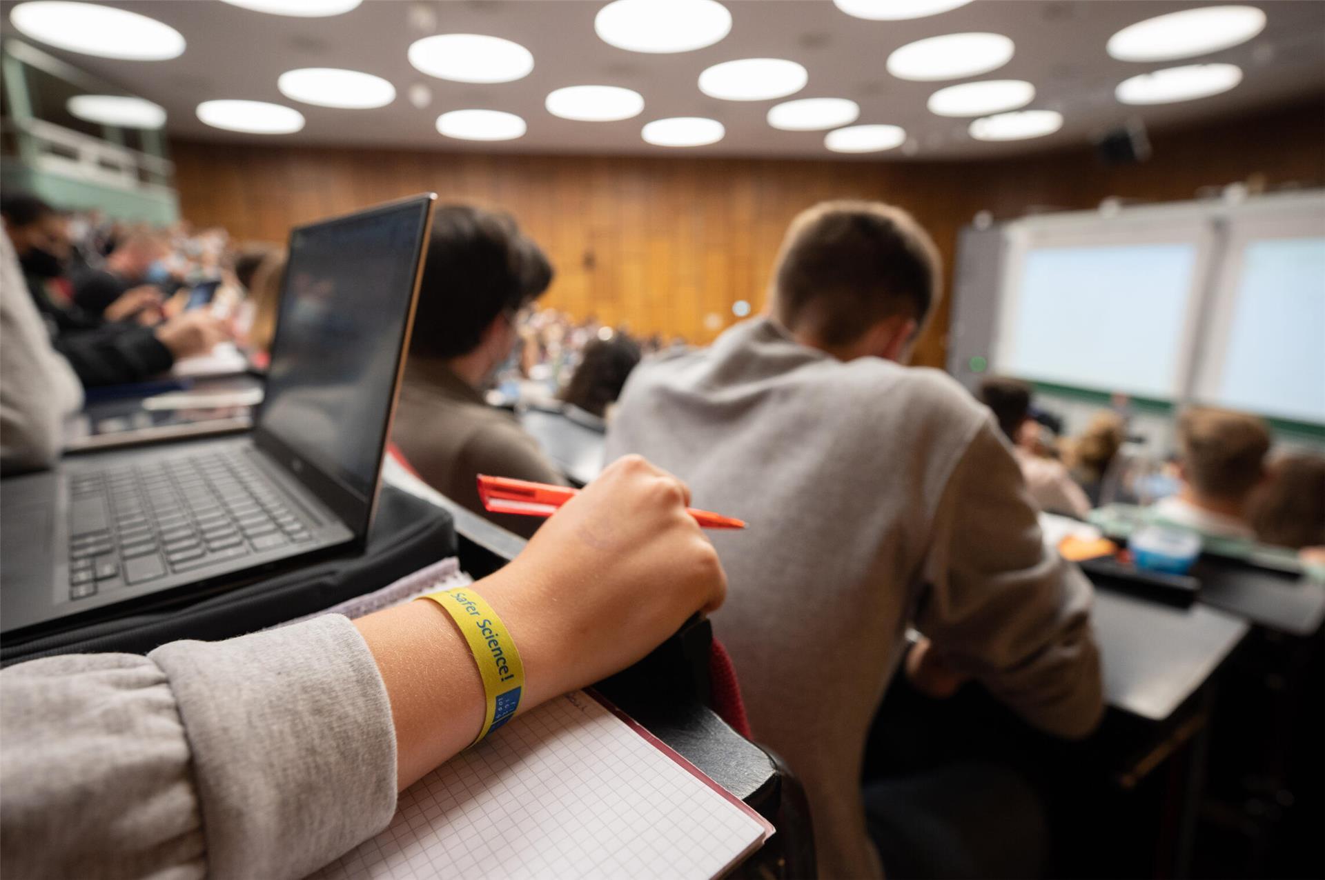 Eine Studentin sitzt in einem Audimax einer Universität.  Die Hochschule Bremerhaven erlebt einen Aufschwung. Doch gleichzeitig steigen die Semesterbeiträge und belasten das Budget der Studenten (Symbolfoto).