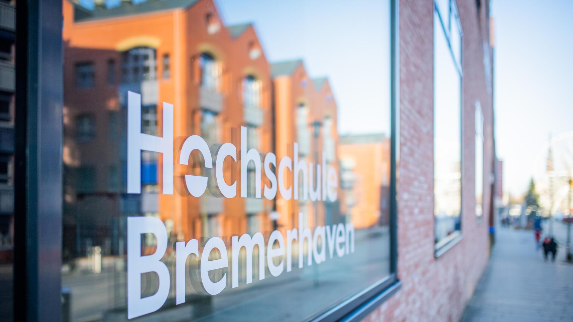 Hochschule Symbolfoto, Schriftzug spiegel sich in der Scheibe.