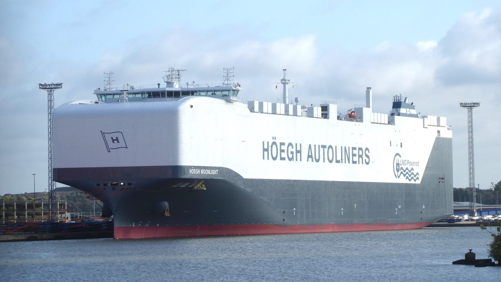 Ein Autofrachter liegt in einem Hafen. Die „Höegh Moonlight“ gehört zur neuen Aurora-Klasse von Höegh Autoliners. Mit LNG-Antrieb und Ammoniakfähigkeit setzt sie Maßstäbe im klimafreundlichen Autotransport.