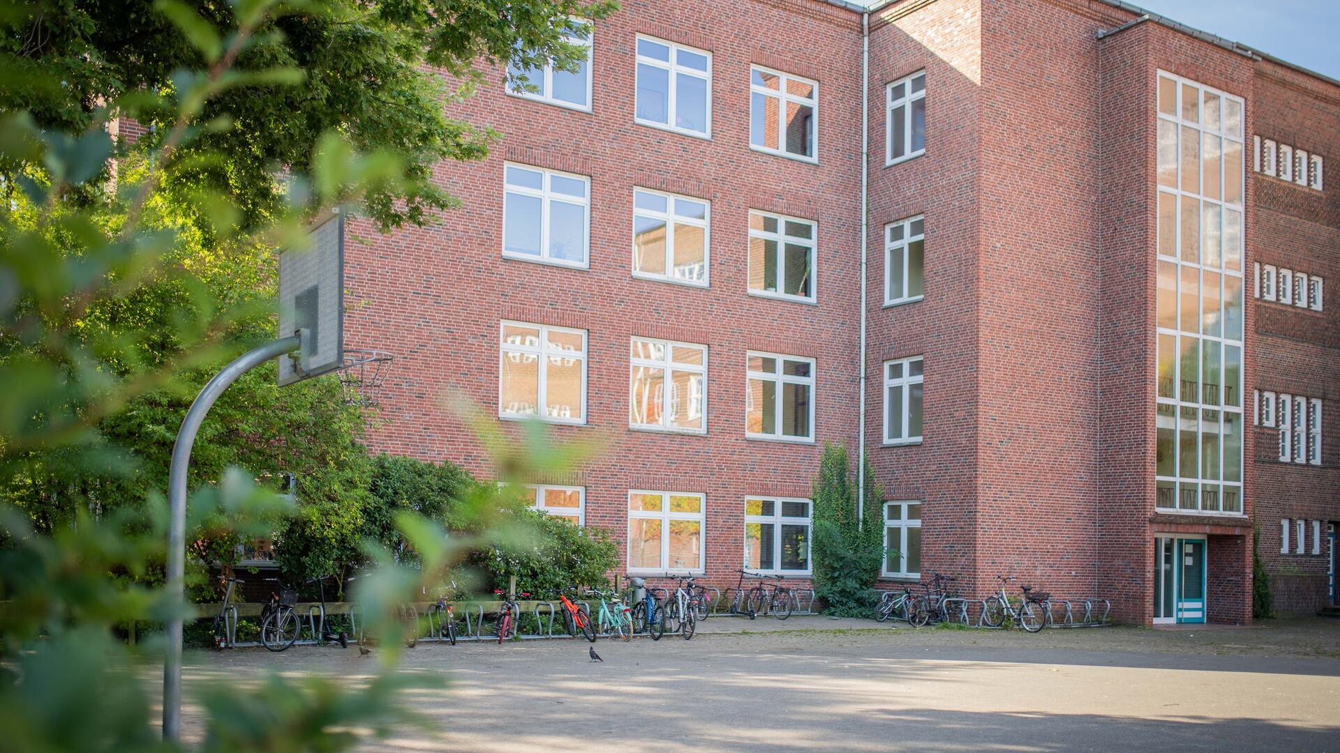 Das Gebäude einer Schule. Die Humboldtschule in Bremerhaven ist eine der teilnehmenden Schulen im Pilotprojekt für den erweiterten Informatikunterricht.
