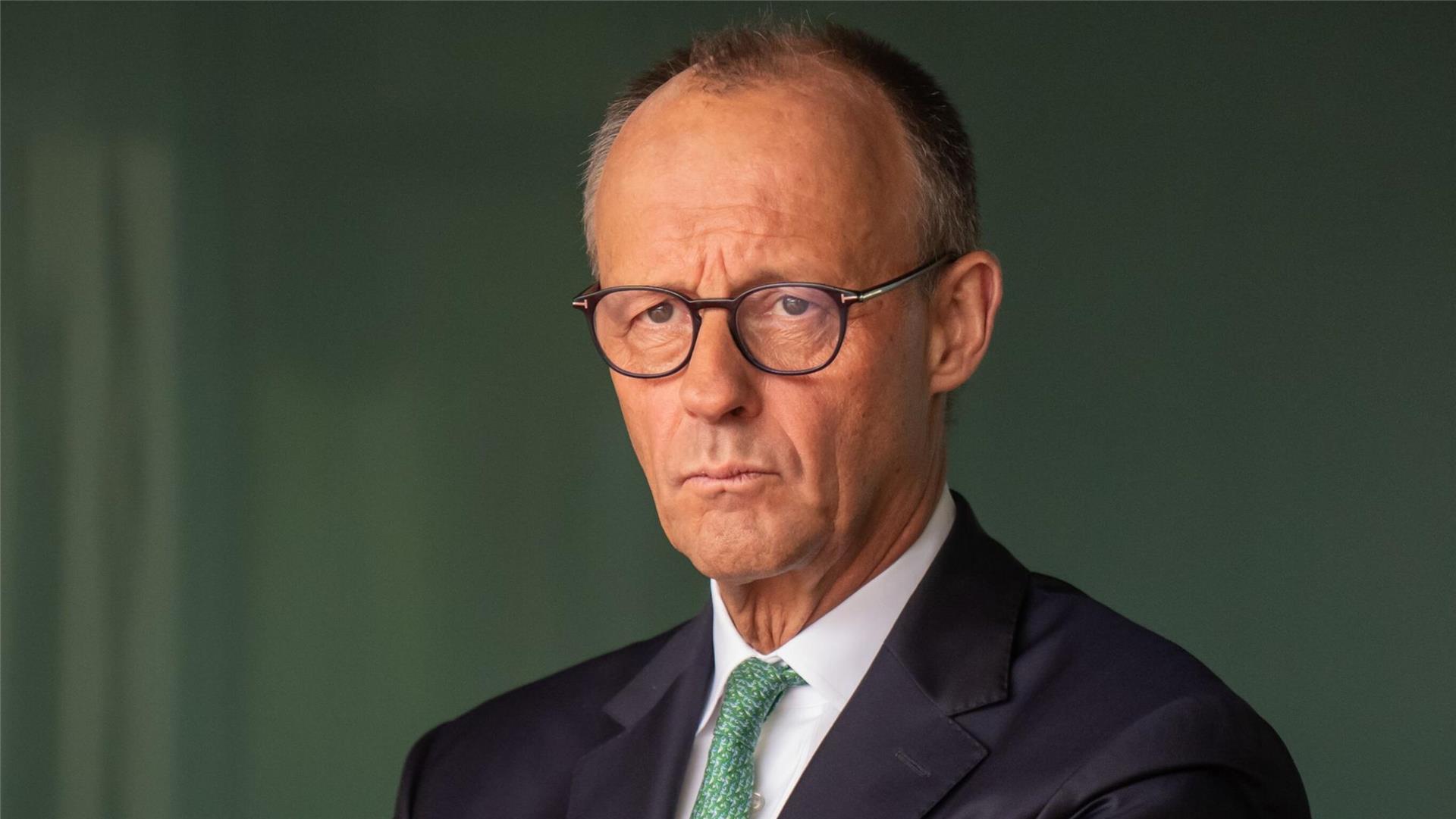 Kanzler Friedrich Merz.  Die Initiative „Mut zum Frieden“ demonstriert beim Besuch von Kanzler Merz in Bremerhaven gegen die militärische Nutzung der Häfen und fordert zivile Zukunftsinvestitionen.