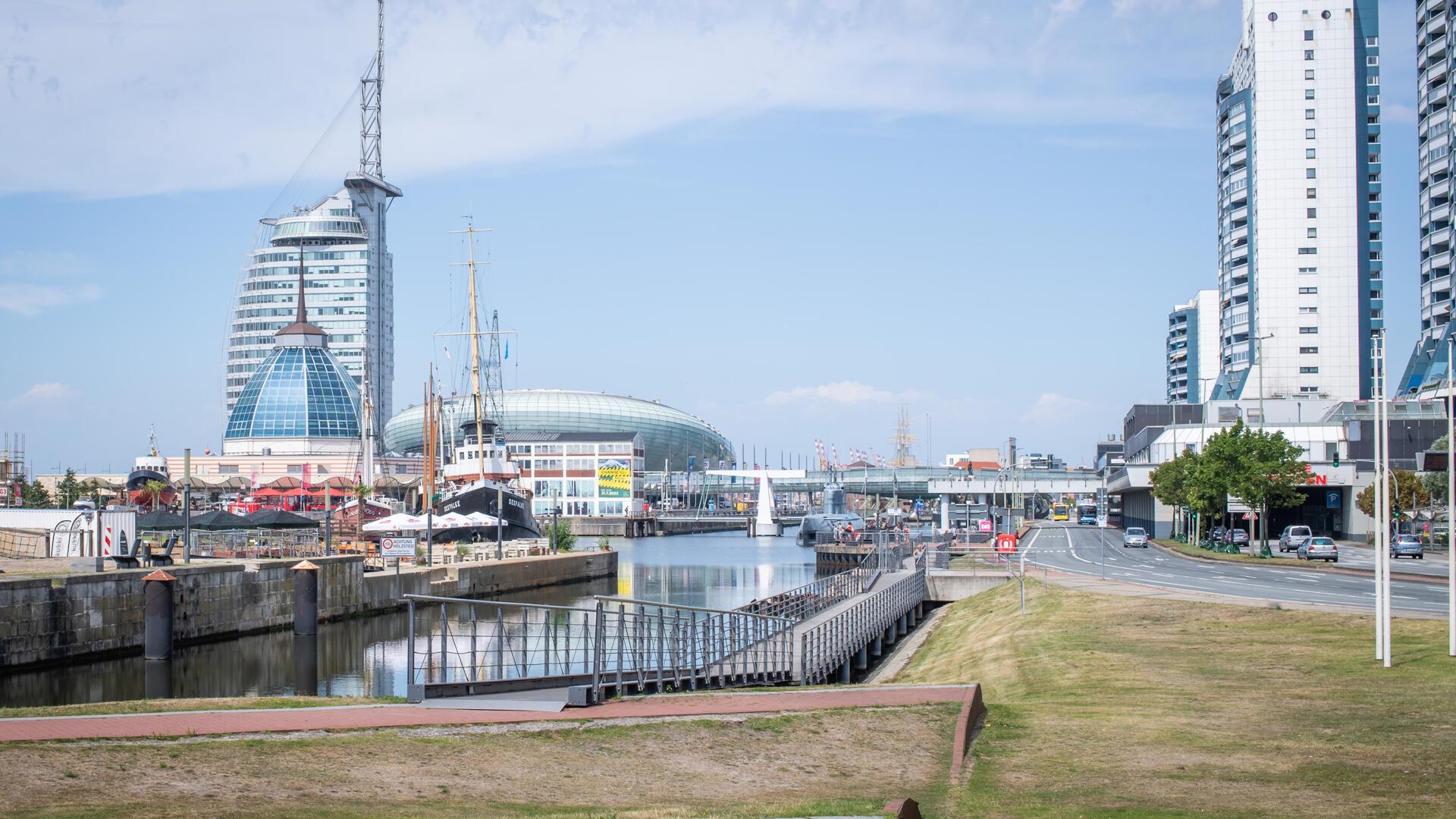 Hafen mit Häusern.