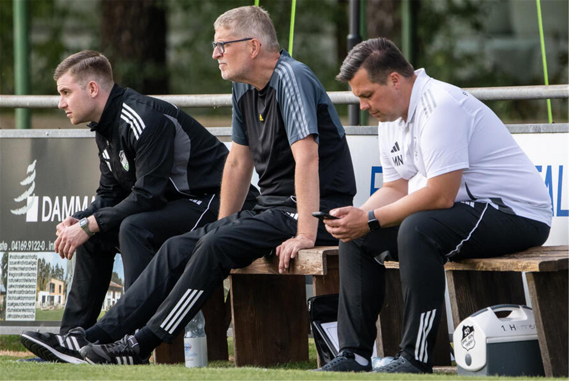 Die Ippenser Trainer Timo Peters und Holger Dzösch und Teammanager Michael Narawitz (von links) müssen für das Spiel in Oyten vor allem im Offensivbereich neue Lösungen finden.