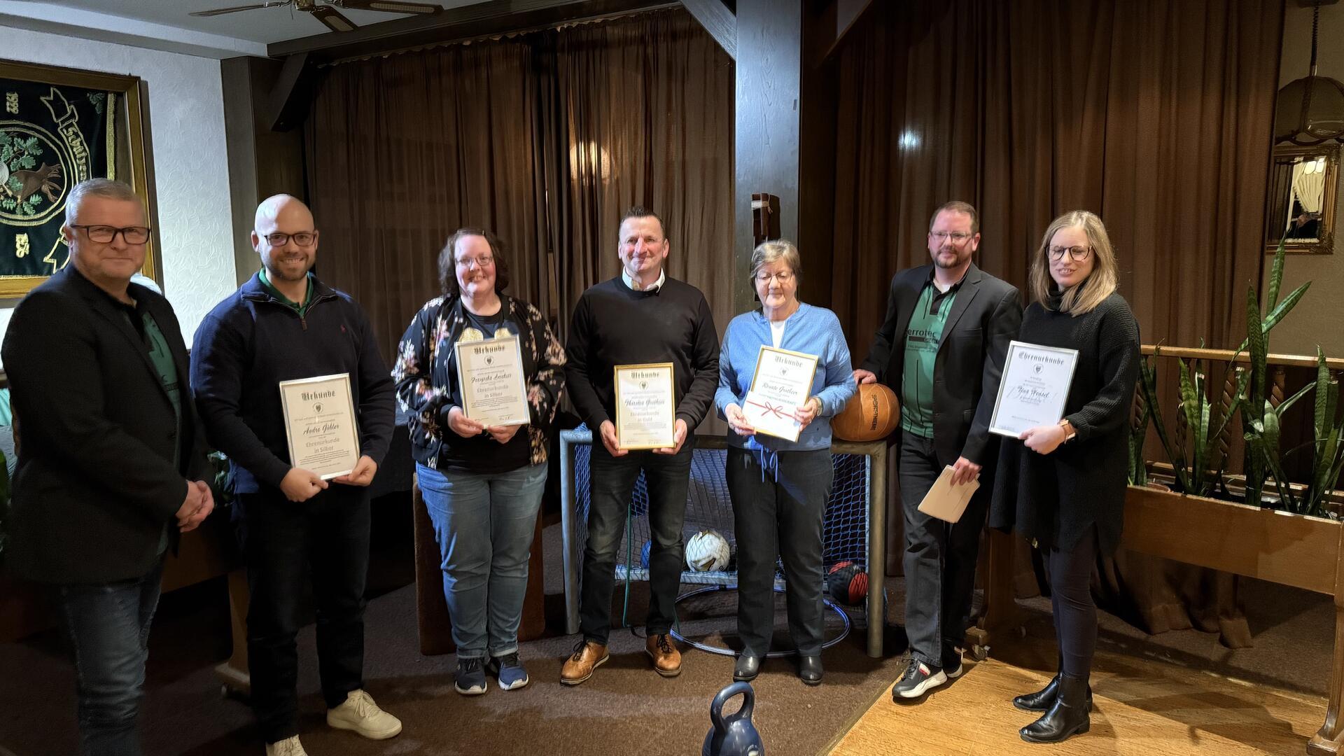 Die Jubilare (von links): Zweiter Vorsitzender Oliver Grotheer, André Göhler, Franziska Leenheer, Thorsten Grotheer, Renate Grotheer, Erster Vorsitzender Mirko Frömming und die scheidende Zweite Kassenwartin Tina Hensel.