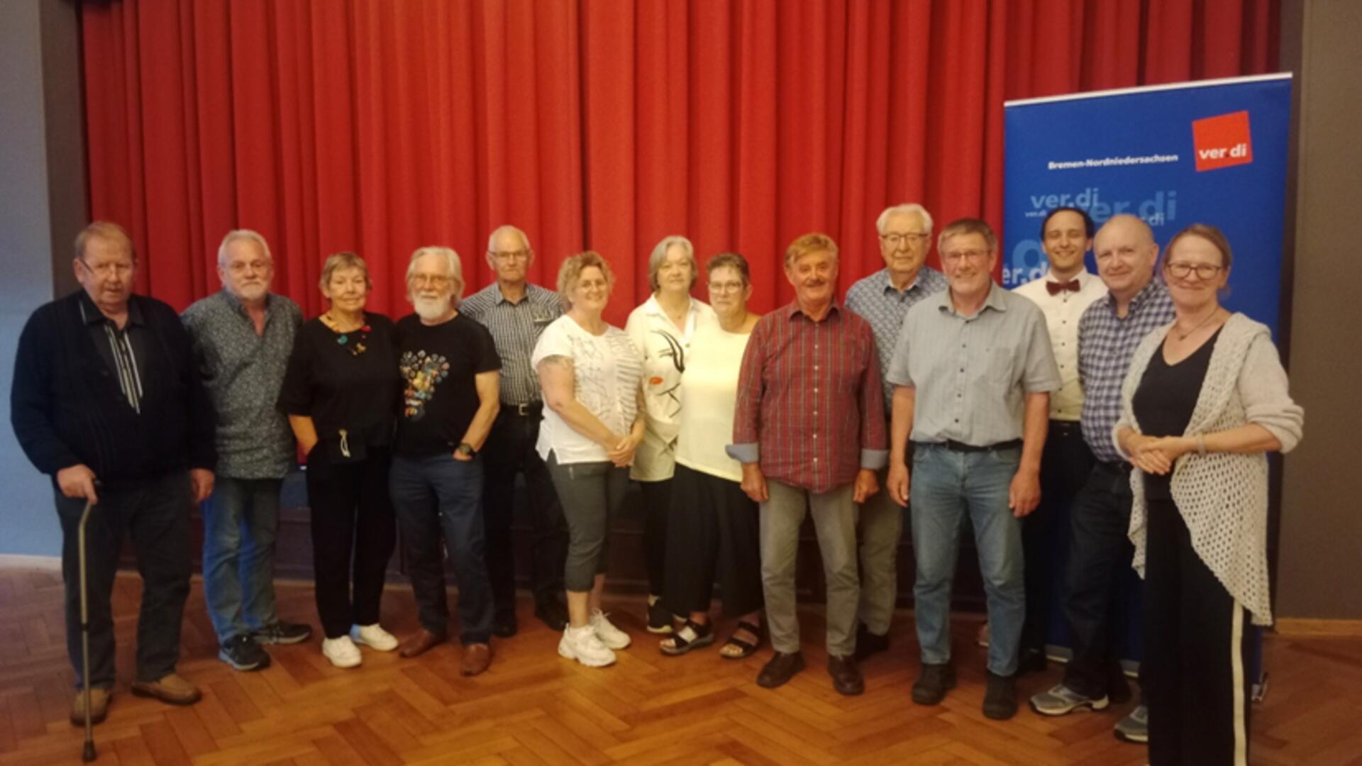 Gruppenfoto im "Elsdorfer Hof". Die Jubilarinnen und Jubilare, der Verdi-Ortsvereinsvorsitzende und die stellvertretende Geschäftsführerin des Verdi-Bezirks Bremen-Nordniedersachsen stellen sich im „Elsdorfer Hof“ zum Gruppenfoto auf.
