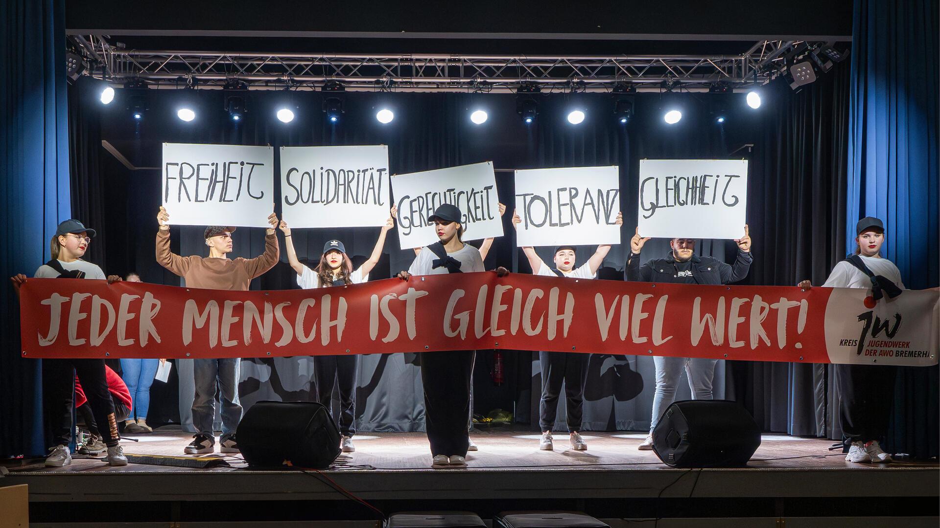 Die Jugendlichen des AWO-Kreisjugendwerks präsentieren die Grundwerte der AWO.