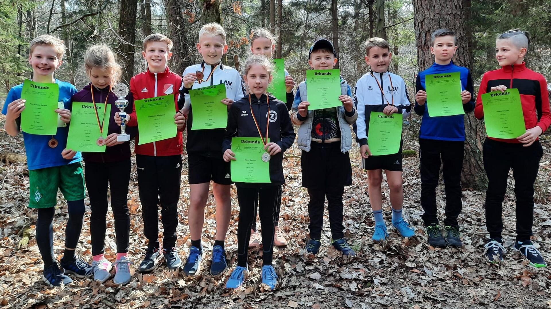Die Jungen und Mädchen der Trainingsgruppe Zeven freuen sich über ihre Urkunden.