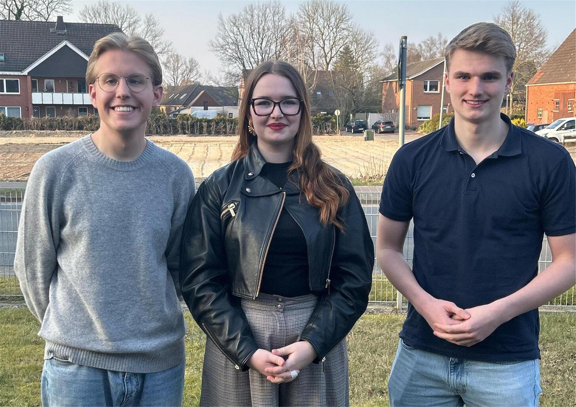Die Jusos im Cuxland (von links): Fabio Lindhorst (Geschäftsführer Jusos Nord-Niedersachsen), Mira Nayeli Heine (bisherige Vorsitzende der Jusos Cuxland) und Tim Mehrtens (neu gewählter Vorsitzender). Mit junger Mannschaft wollen sie Politik für junge Leute machen.