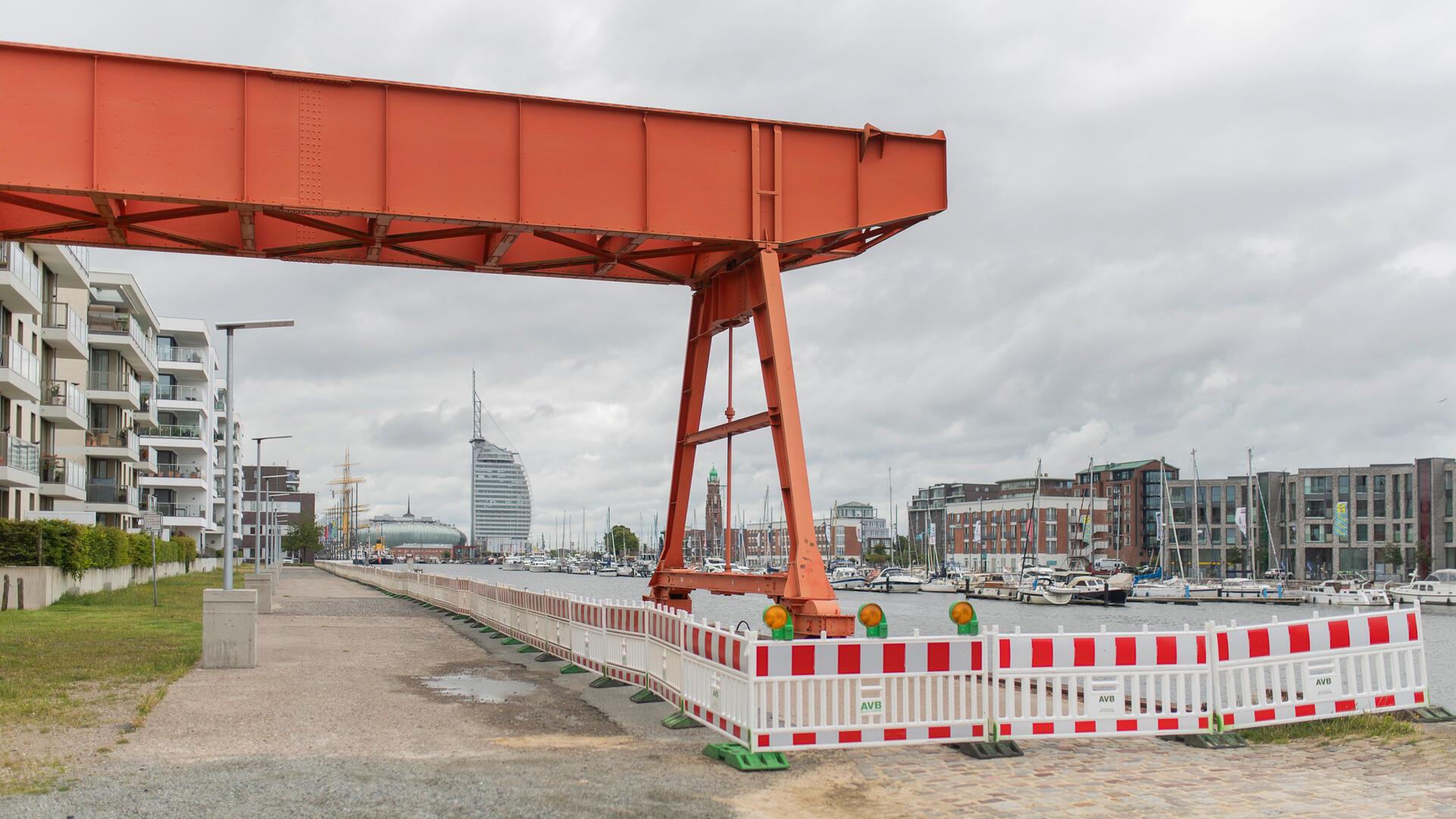 Blick auf eine gesperrte Kaje am Neuen Hafen.