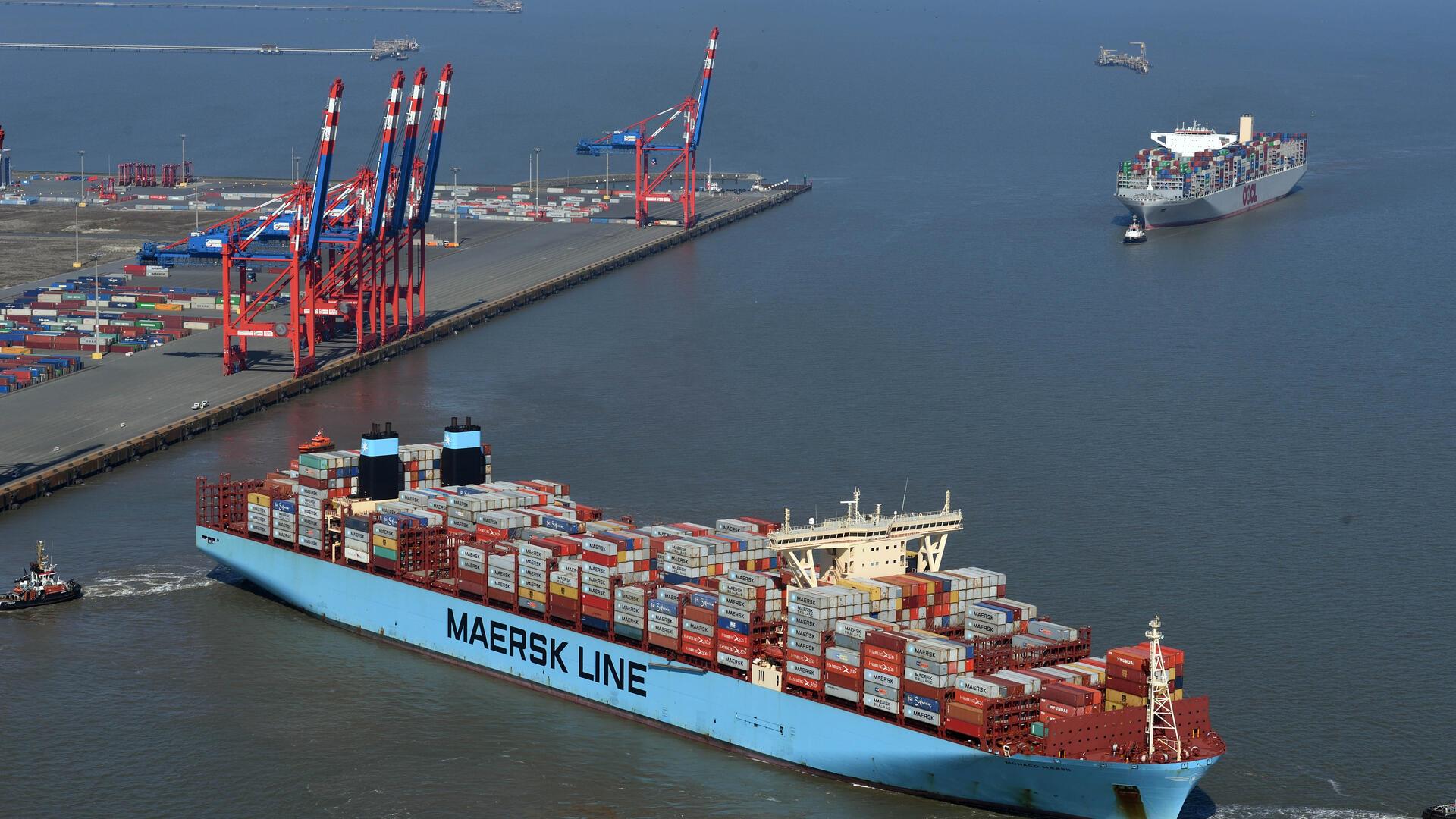 Containerschiff vor der Kaje.