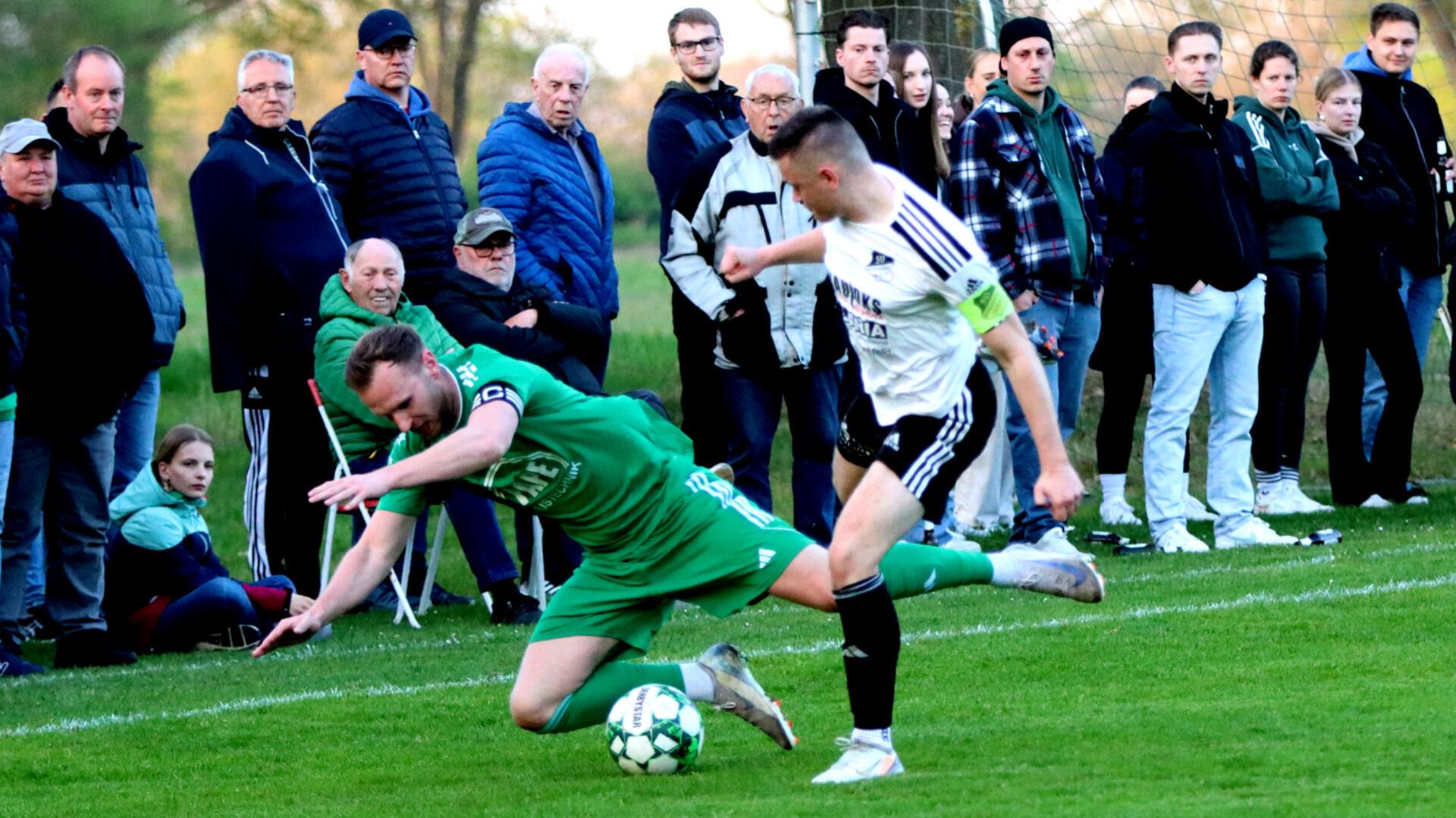 Die Kapitäne Andre Steffens (links) und Torge Wichern gingen kämpferisch voran, hauten sich mächtig in die Zweikämpfe.