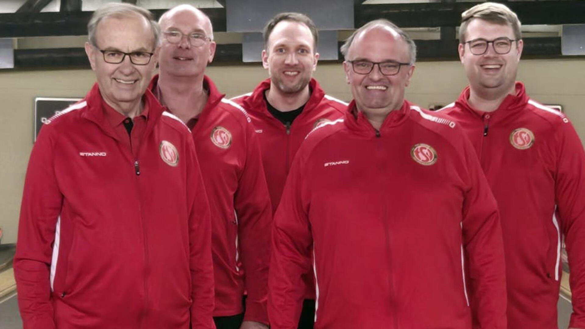 Die Kegler des TSV Bremervörde haben den Aufstieg in die Verbandsklasse geschafft: (von links) Claus Stelling, Marcus Ettel, Stephan Bruns, Rainer Busch und Pascal Allers. Auf dem Foto fehlen: Meike Rösemann, Thomas Janke und Axel Wolk.