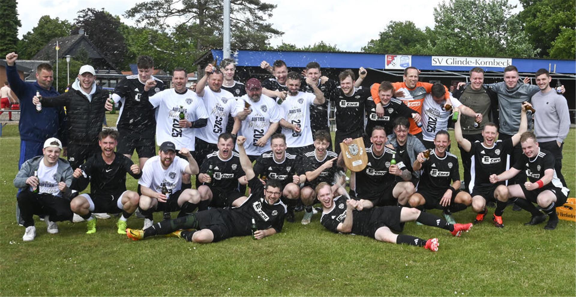 Die Kicker der SG Oste III schlugen am Sonntag zunächst den MTSV Selsingen III mit 4:1, dann feierten sie den Meistertitel. Zuvor aber dankten sie dem Gegner, der im Gegensatz zu den fünf Teams zuvor zum Spiel gegen den Tabellenführer angetreten war.