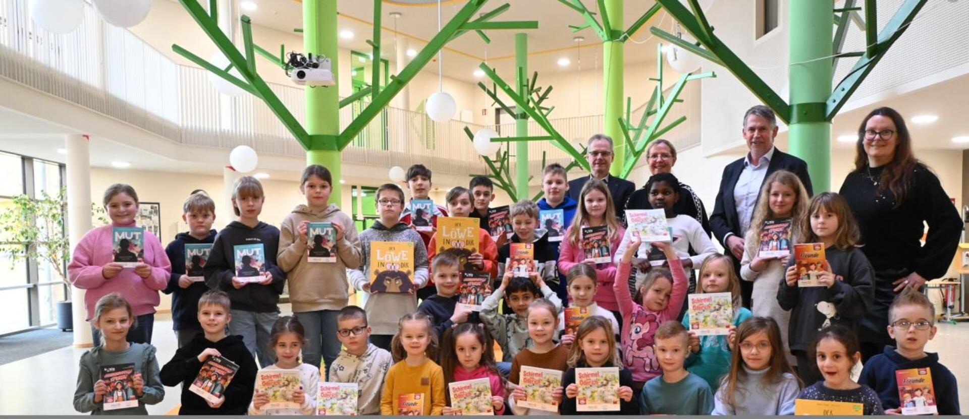 Die Kinder freuen sich über die großzügige Bücherspende des Rotary Clubs Bremervörde-Zeven. 