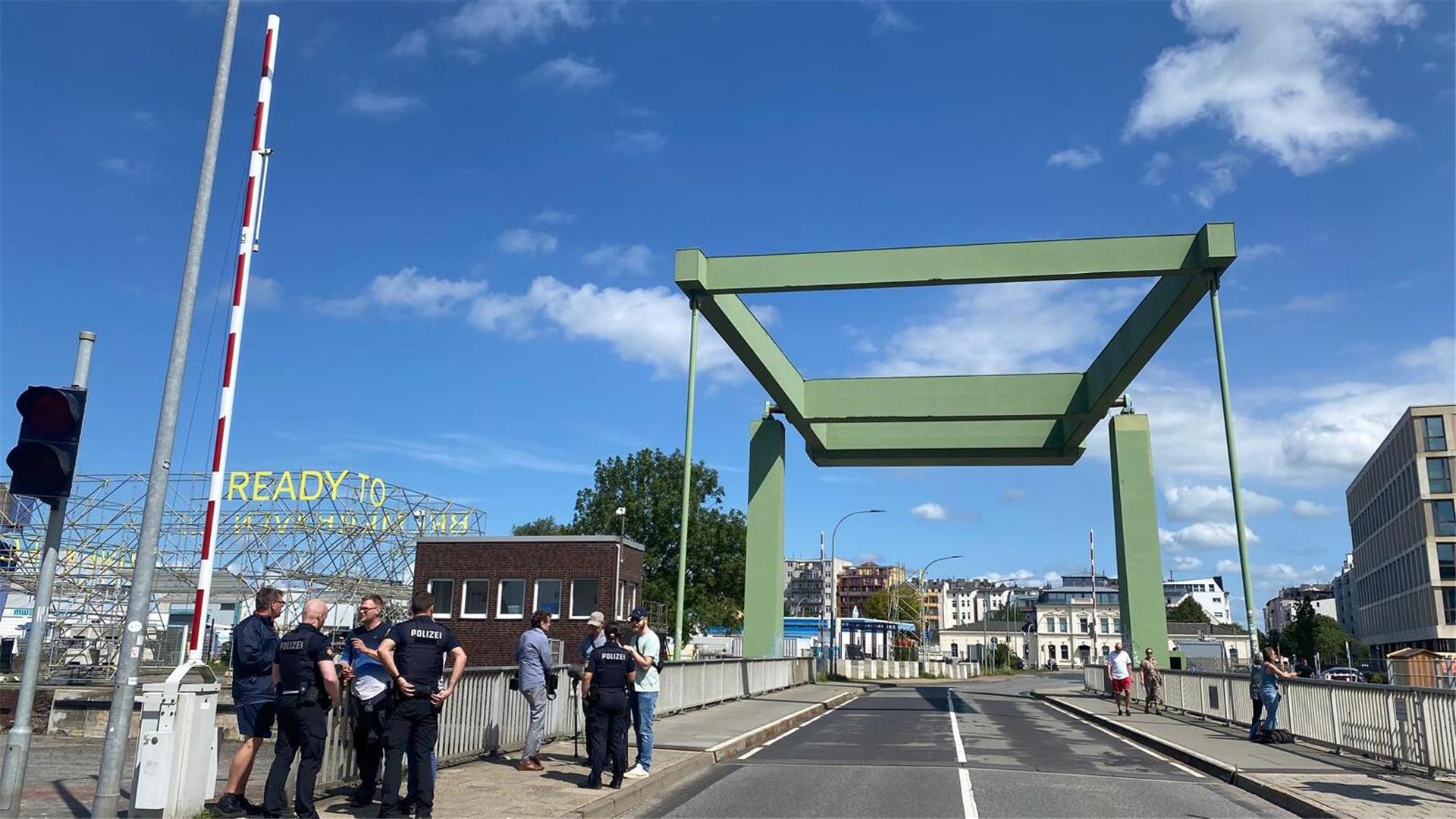Polizisten an der Brücke.