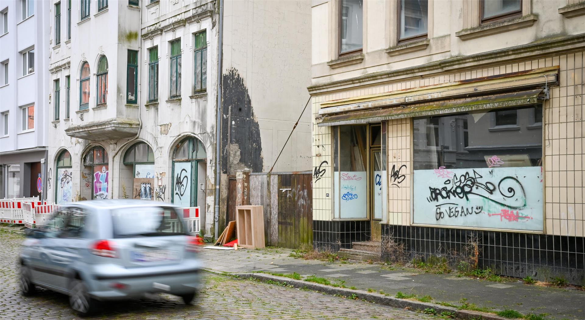 Die Körnerstraße 7 und 9 (rechts). Früher war mal ein Bäcker in der 9. Jetzt ist das Haus völlig heruntergekommen, wie auch die Nummer 7, vor der aus Sicherheitsgründen eine Absperrung angebracht wurde.