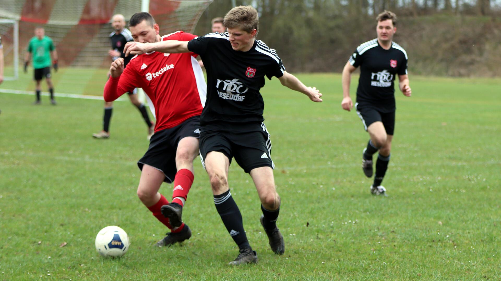 Die Kreisliga-Reserve des MTV Hesedorf, hier mit Bennet Wiebke (rechts), kam gegen den Tabellennachbarn FC Ummel II nicht über ein 1:1 hinaus.