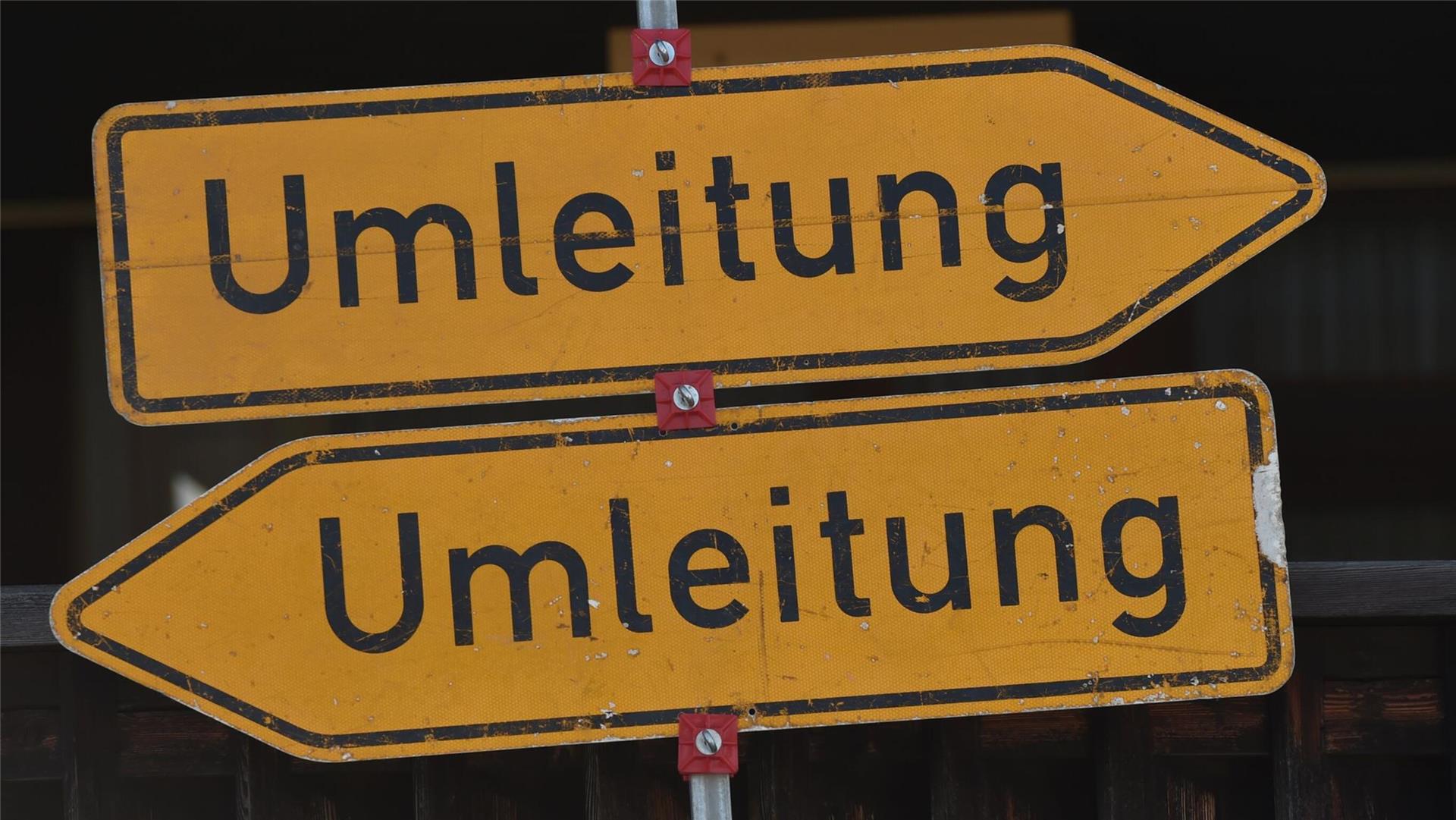Zwei Umleitungsschilder zeigen in unterschiedliche Richtungen.