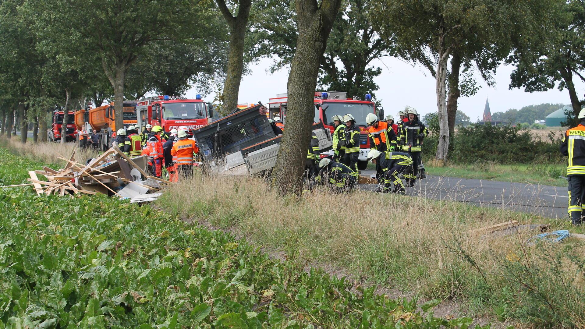 Feuerwehr befreit 55-Jährigen aus Unfallwrack Die Kreisstraße blieb, während der Rettungsarbeiten und Unfallaufnahme voll gesperrt.