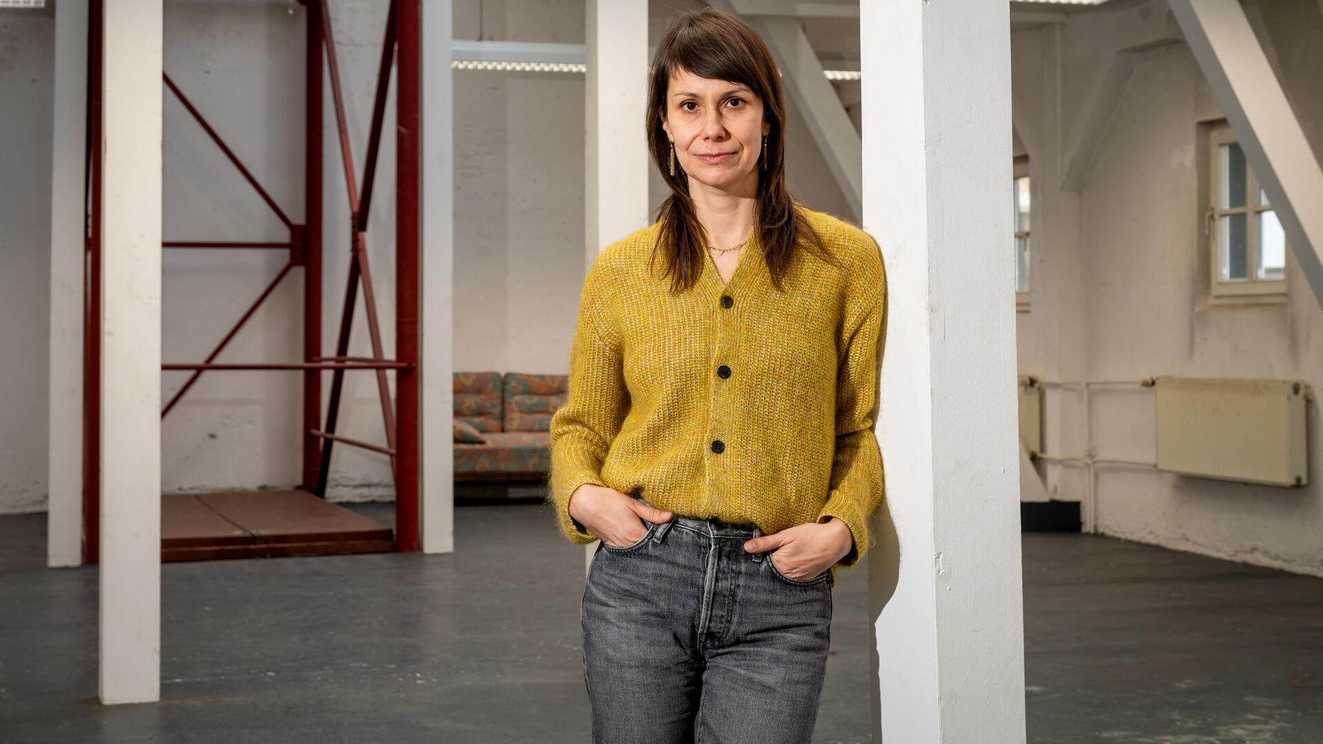 Die Künstlerin Lyoudmila Milanova arbeitete ein halbes Jahr lang als Stipendiatin von Kunst & Nutzen im Atelier in der Gartenstraße. Nun ist ihre Zeit hier vorbei.
