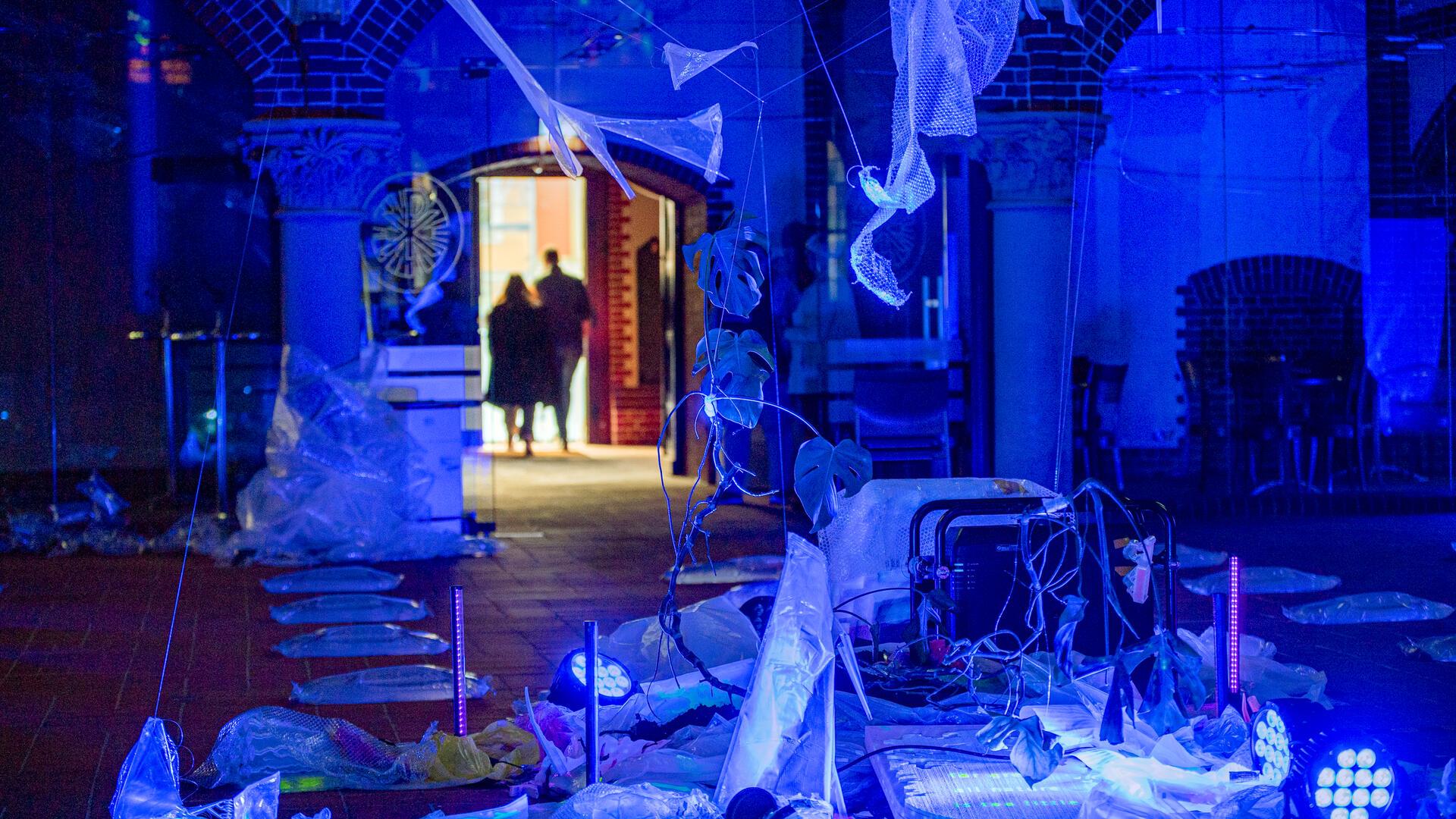 Die Bremerhavener Kulturkirche an der Hafenstraße, die evangelische Pauluskirche, wird nach fast drei geschlossenen Jahren jetzt mit zeitgenössischer Kunst und Kulturaktionen bespielt. Aktuell fasziniert die multimediale Installation von Kai Balthasar Wittig „Phoenix 404“ mit Licht-Video-Klang-Skulpturen. Der Eintritt ist frei, geöffnet donnerstags bis sonntags.