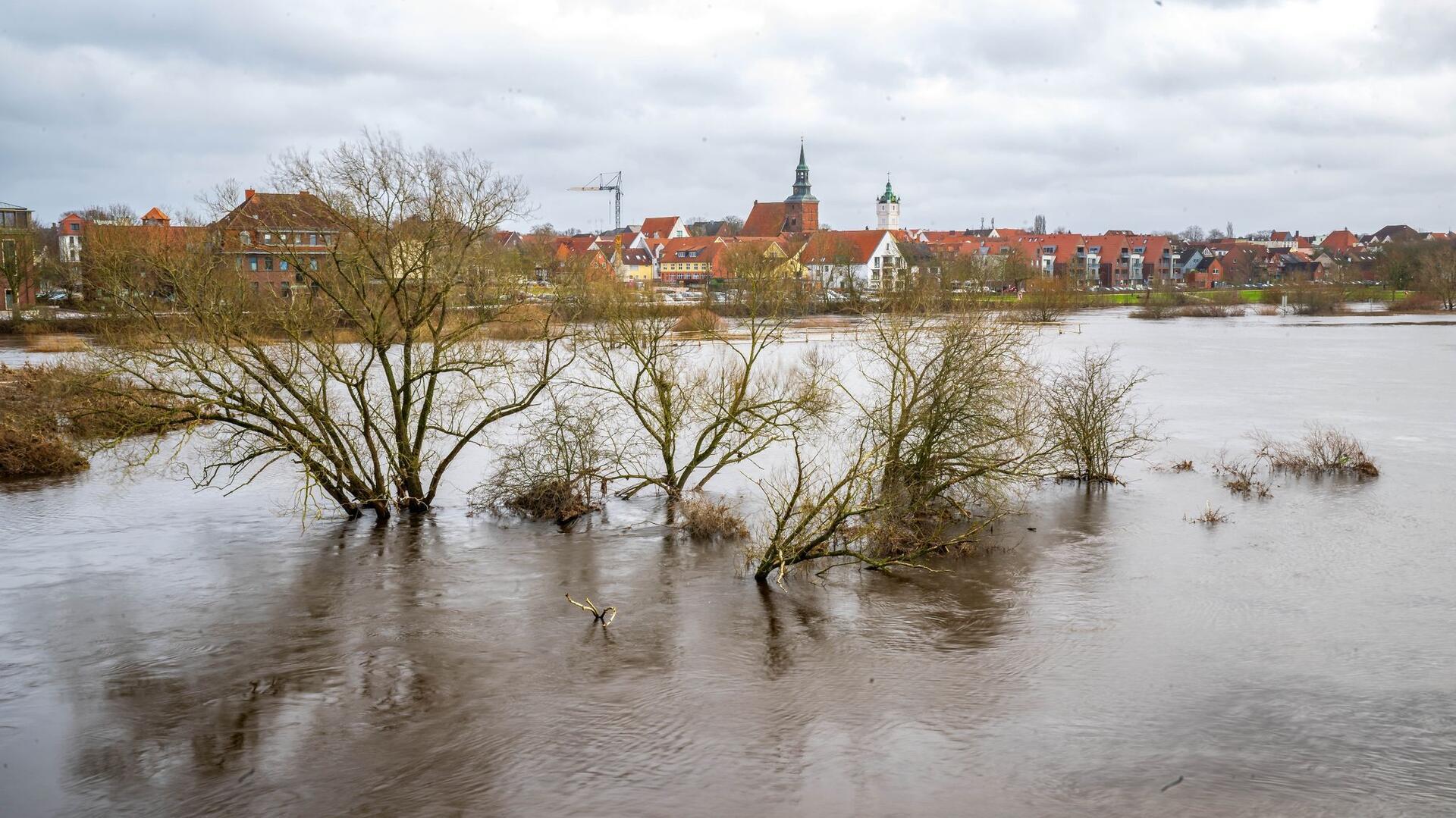 Bilder des Tages Die Lage in der Altstadt von Verden in Niedersachsen bleibt angespannt. Die Aller ist erneut über die Ufer getreten.