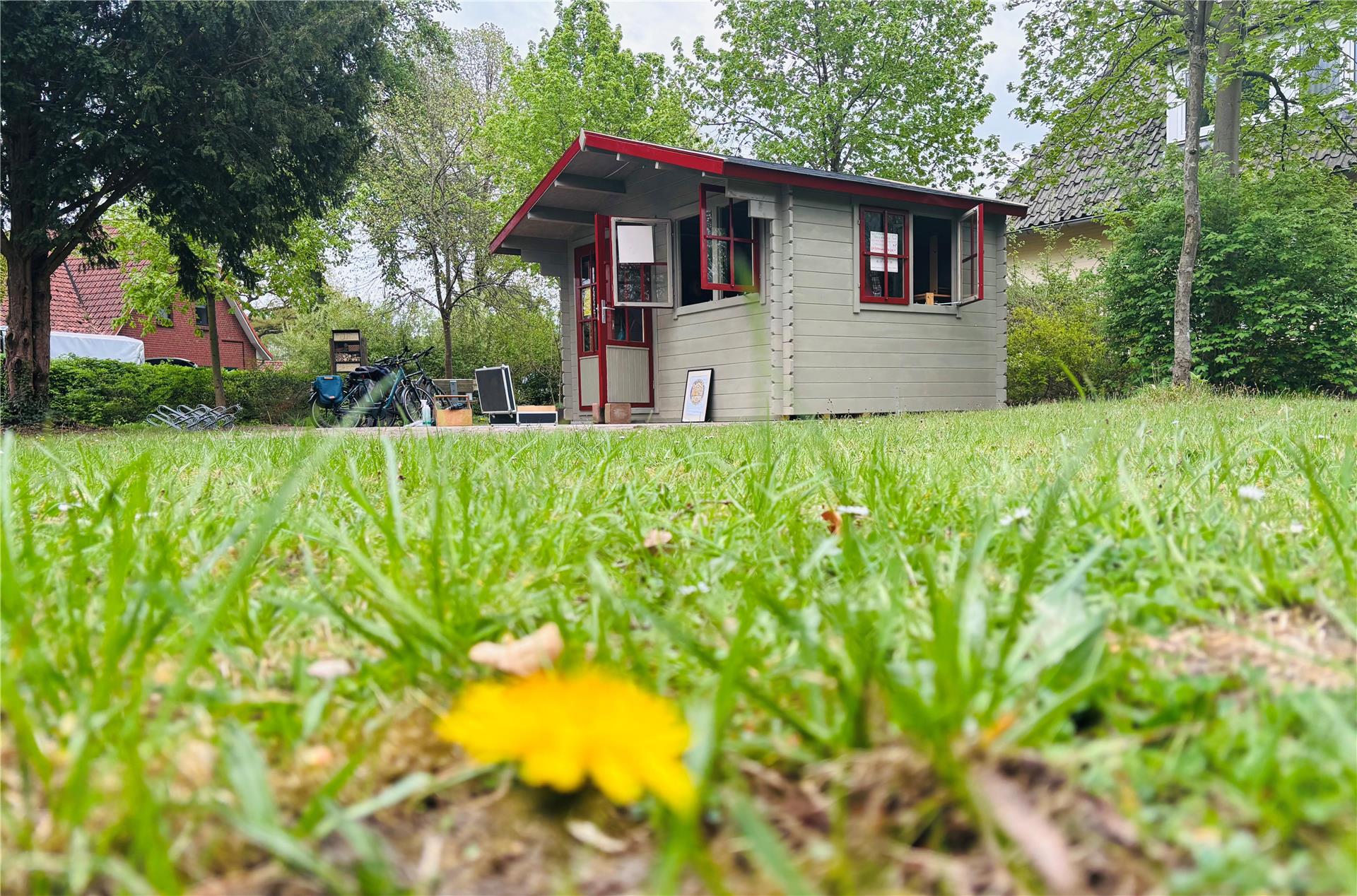 Ein Gartenhaus steht in einem Garten. Die Lebensqualität in der Samtgemeinde Tarmstedt liegt laut Umfrage über dem Durchschnitt. Was trägt dazu bei?