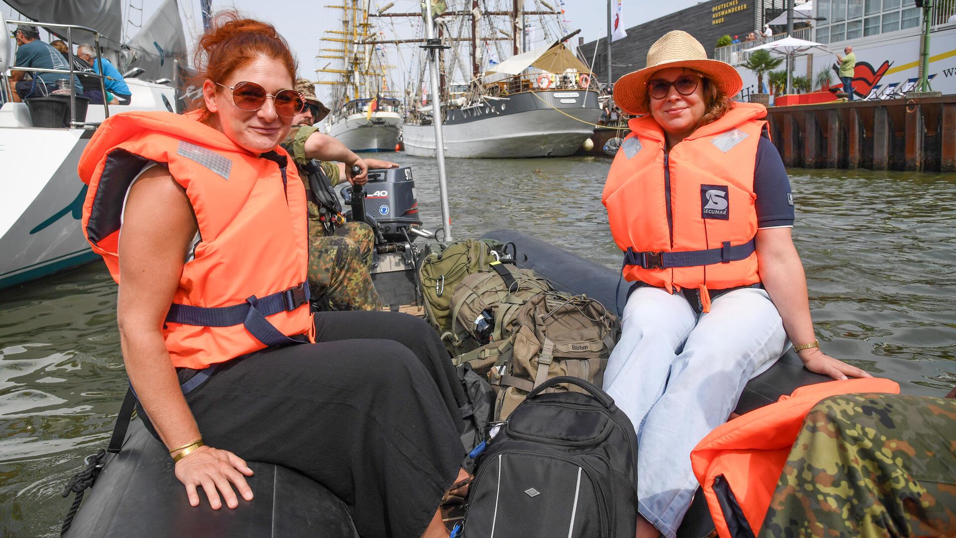 Zwei Frauen mit Rettungswesten
