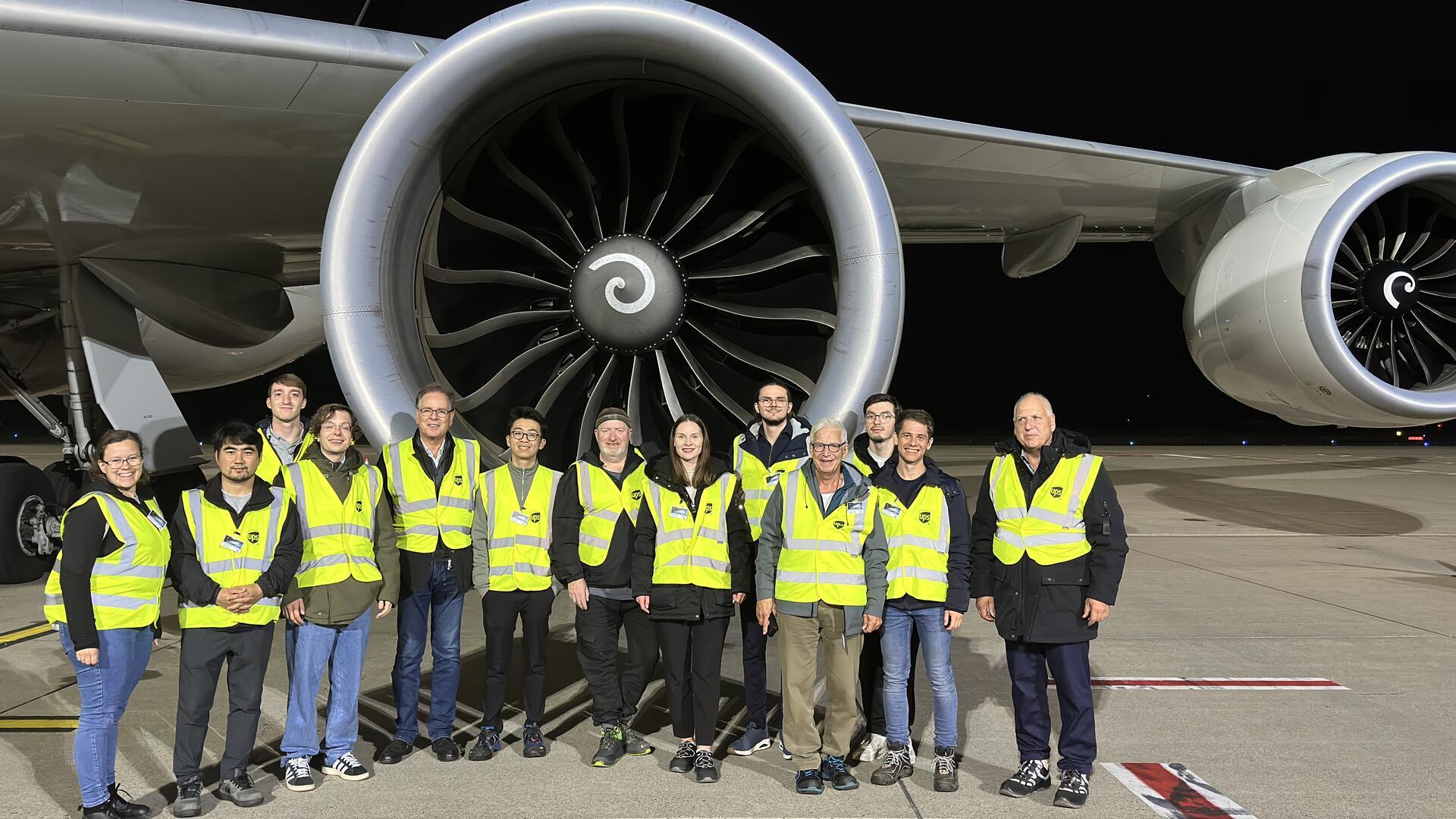 Die Logistiker hatten nachts auf dem Flughafen Köln-Bonn die Möglichkeit, ein Boeing-Frachtflugzeug hautnah zu besichtigen.