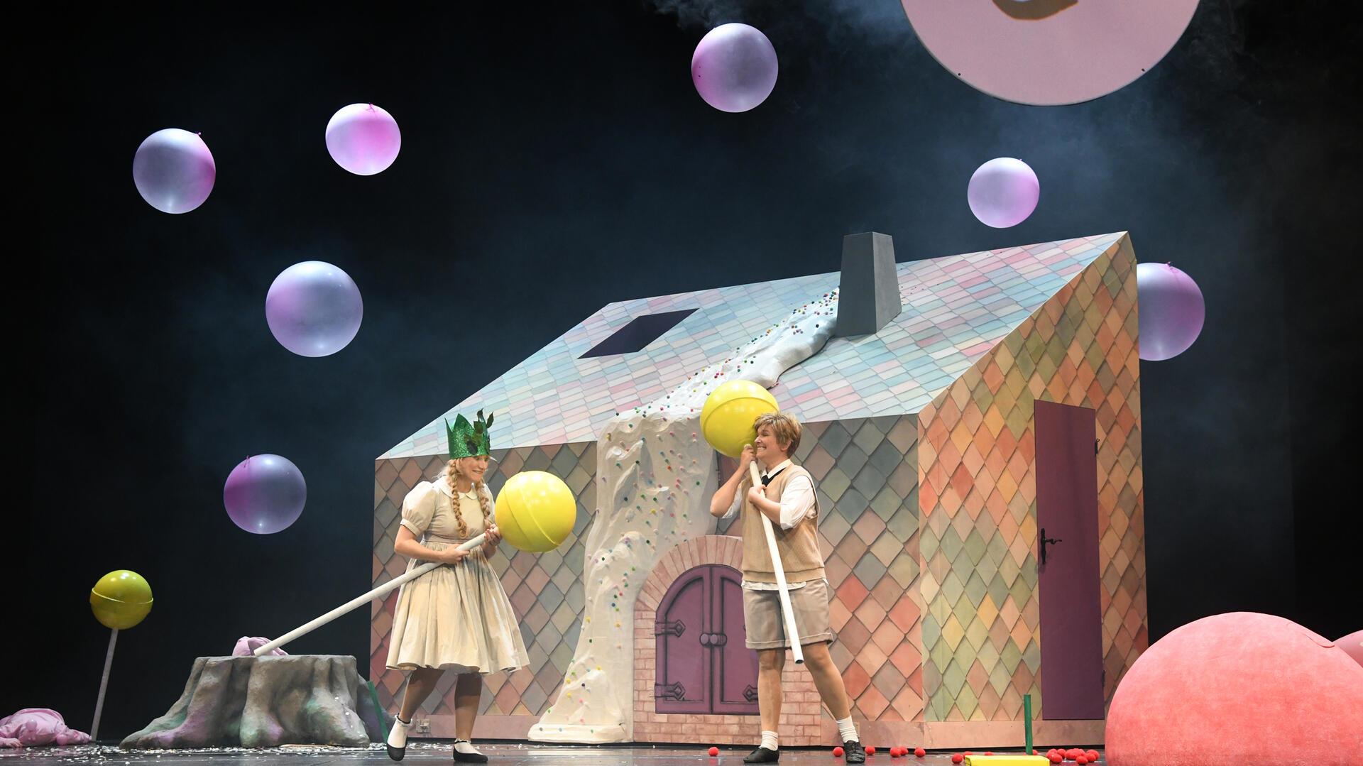 Die Märchenoper „Hänsel und Gretel“ mit Victoria Kunze (Gretel), Boshana Milkov (Hänsel) ist zum letzten Mal im Stadttheater Bremerhaven zu sehen.