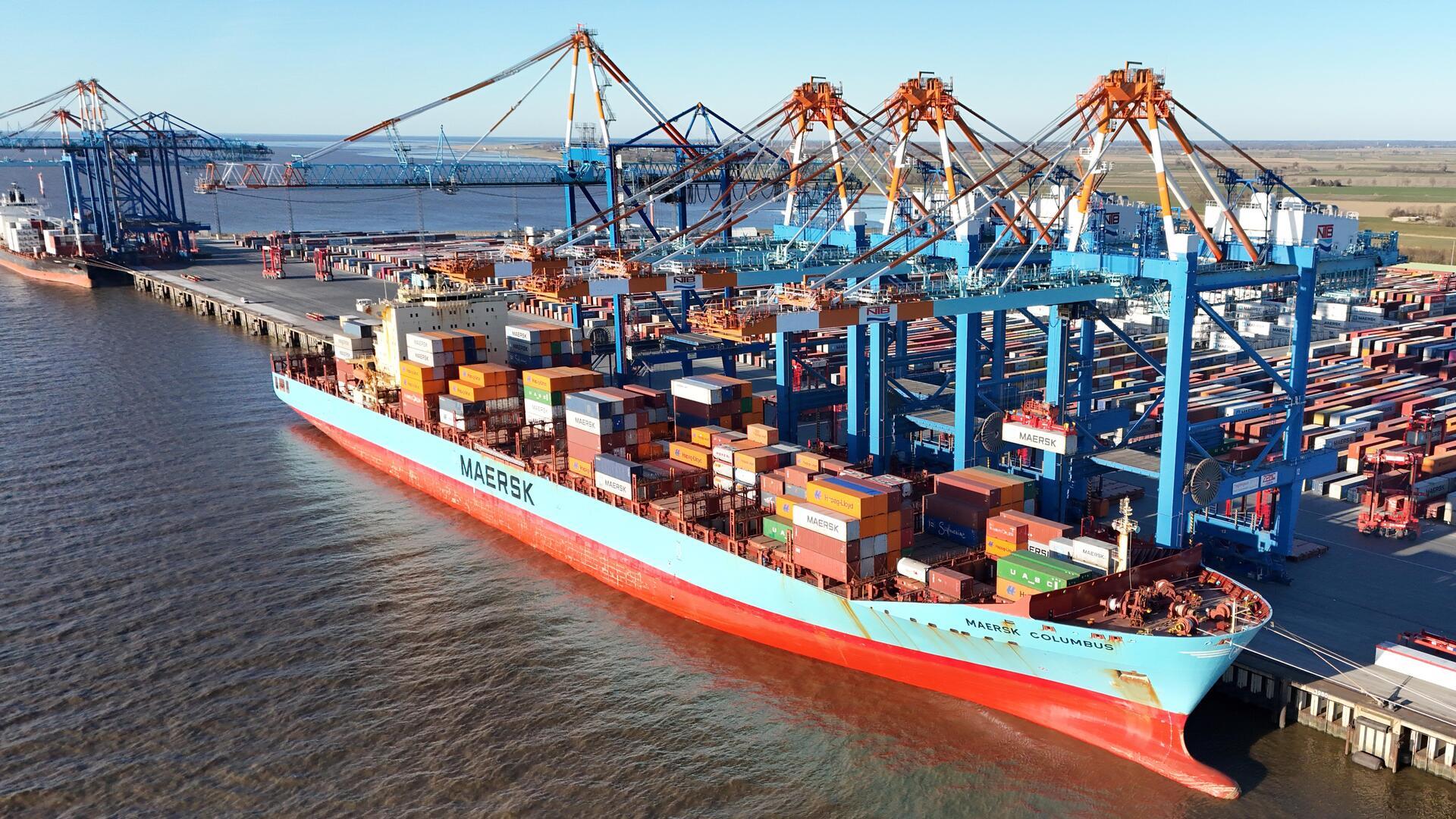 Das Containerschiff "Maersk Columbus" liegt am Bremerhavener Containerterminal