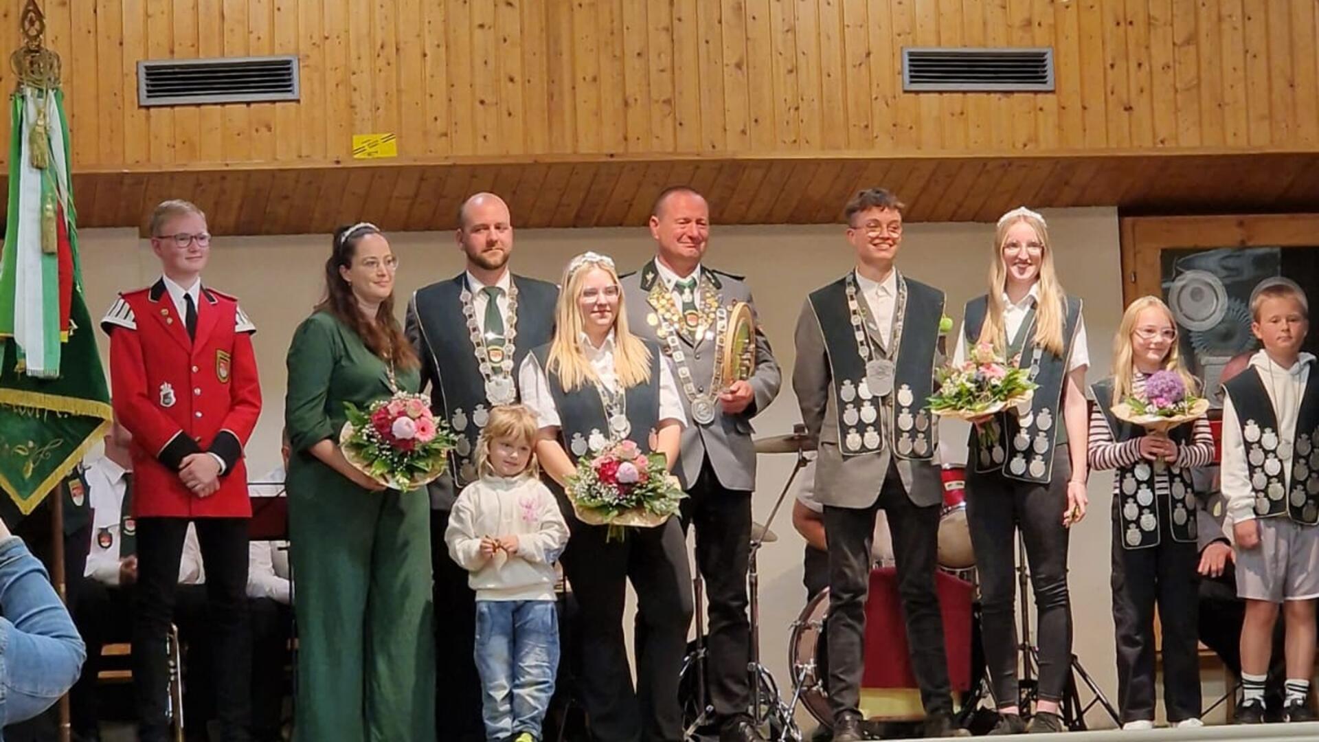 Die Majestäten des Hesedorfer Schützenvereins: Musikkönig Joris Meyer (von links), Prinzessin Jennifer Knoblauch, König Martin Wurf, Königin Samirah Branigan mit Tochter Bella Grace, König aller Könige Sven Albers, Jugendkönig Eike Fenken, Jugendkönigin Janne-Marie Grimm, Kinderkönigin Svea Buck und Kinderkönig Tom Mehrens.