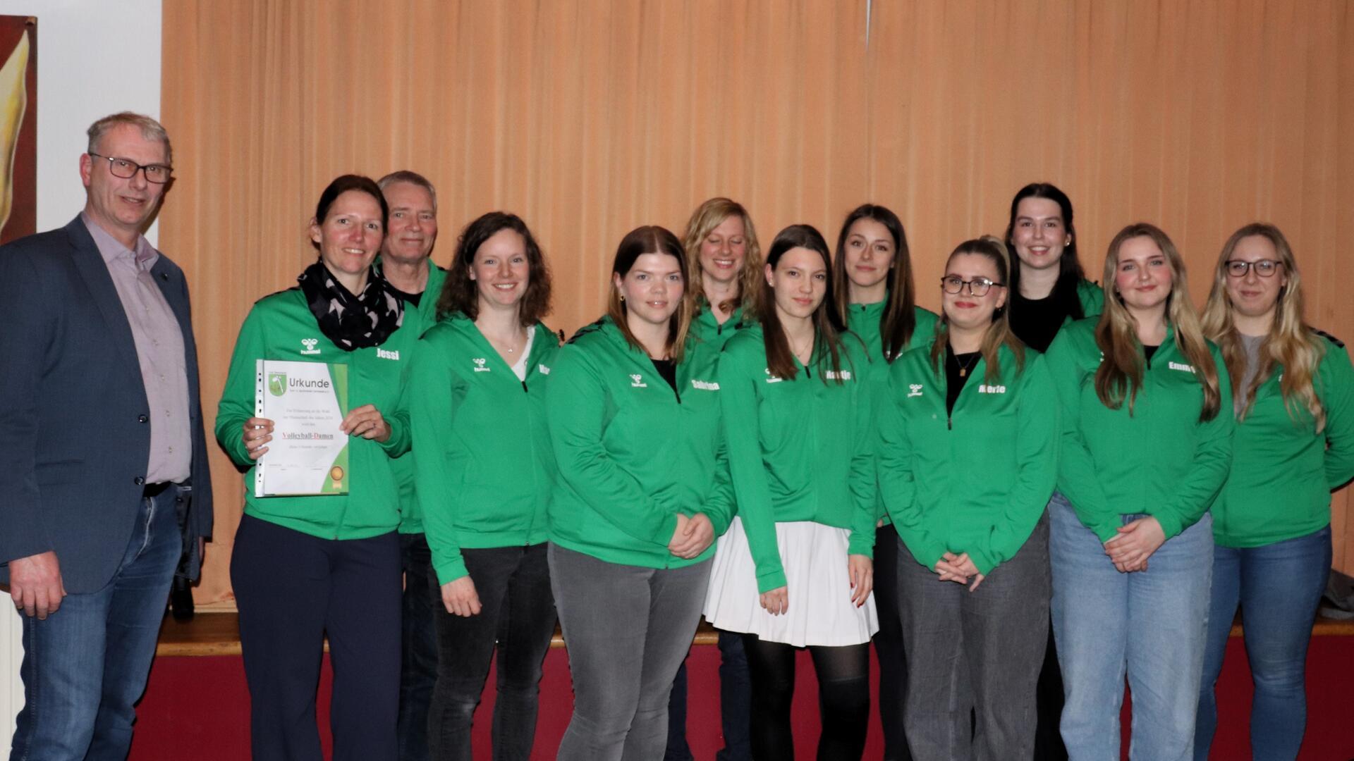 Die Mannschaft des Jahres beim TuS Tarmstedt (von rechts): Stefanie Schreiber, Emma Wesseloh, Sarah Krentzel, Merle Evers, Cheyenne Sextroh, Nantje Schnackenberg, Birte Bremer, Sabrina Buchholz, Hannah Petersen, Trainer Frank Stahlberg, Jessika Stahlberg-Weba und Vorsitzender Bernd Sievers.