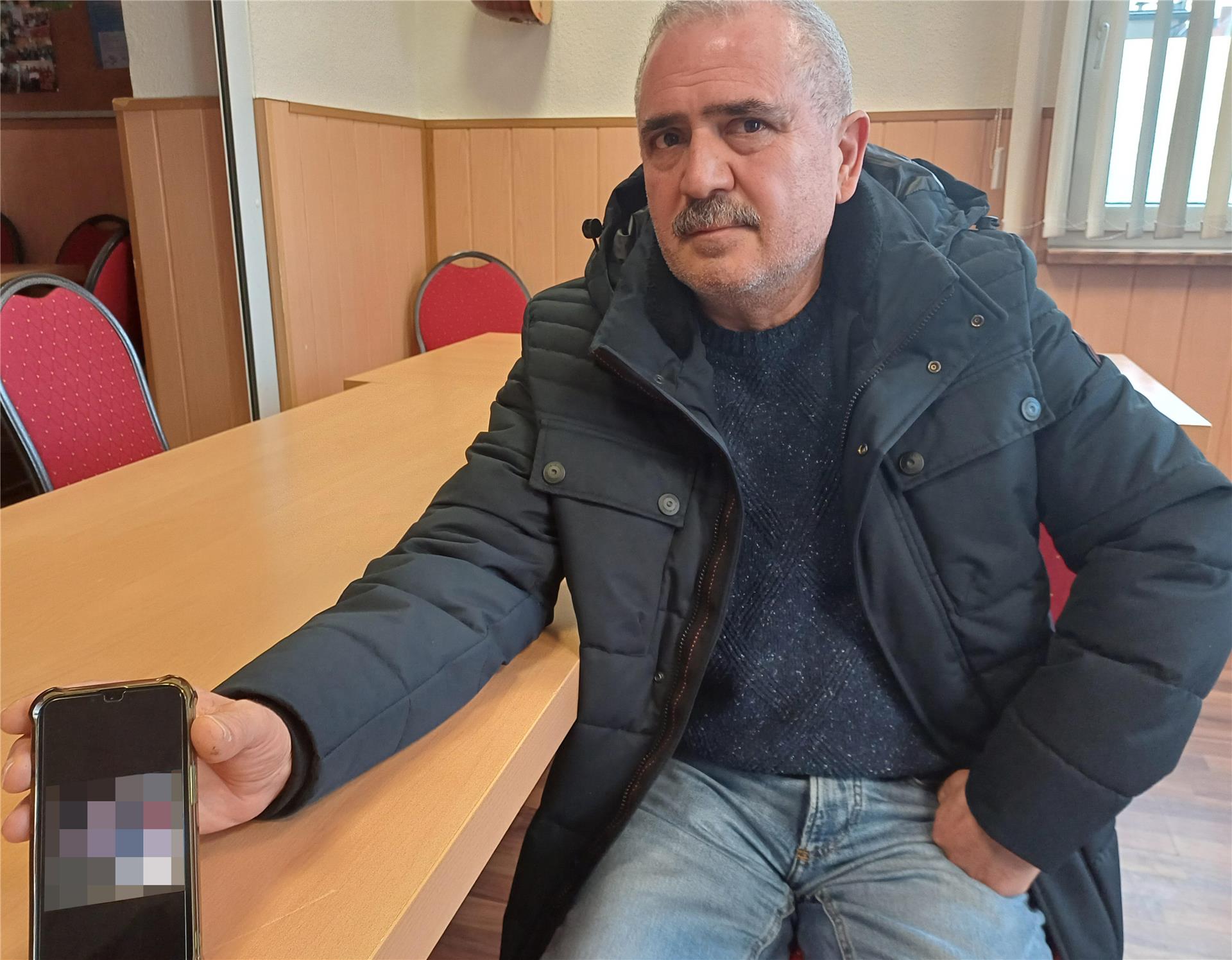 Süleyman Saka zeigt sein Handy mit schockierenden Bildern aus Syrien. 