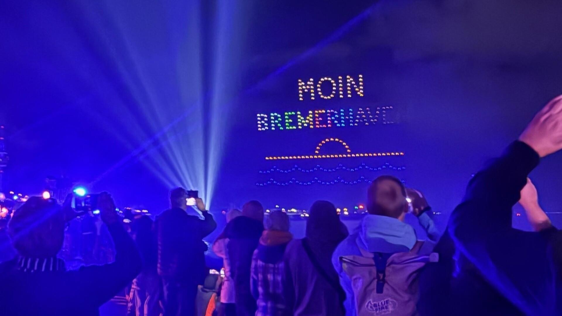 Die Menschen am Deich waren begeistert von der Show und applaudierten.