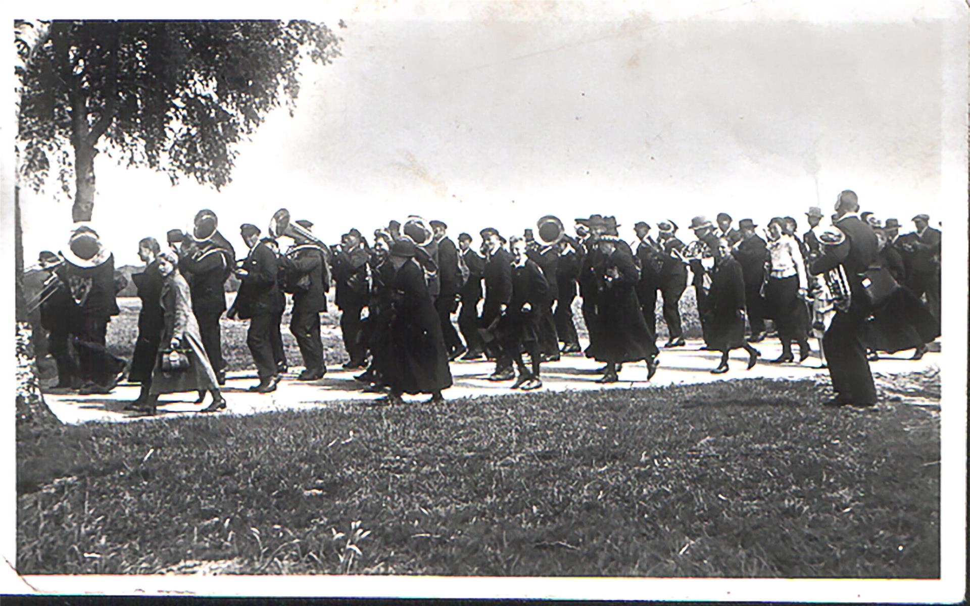 Die Missionsgemeinde auf dem Weg zum Wald. Das erste Missionsfest in Tarmstedt fand 1860 im Wald bei Familie Muß statt. Unklar ist, aus welchem Jahr diese Aufnahme stammt.