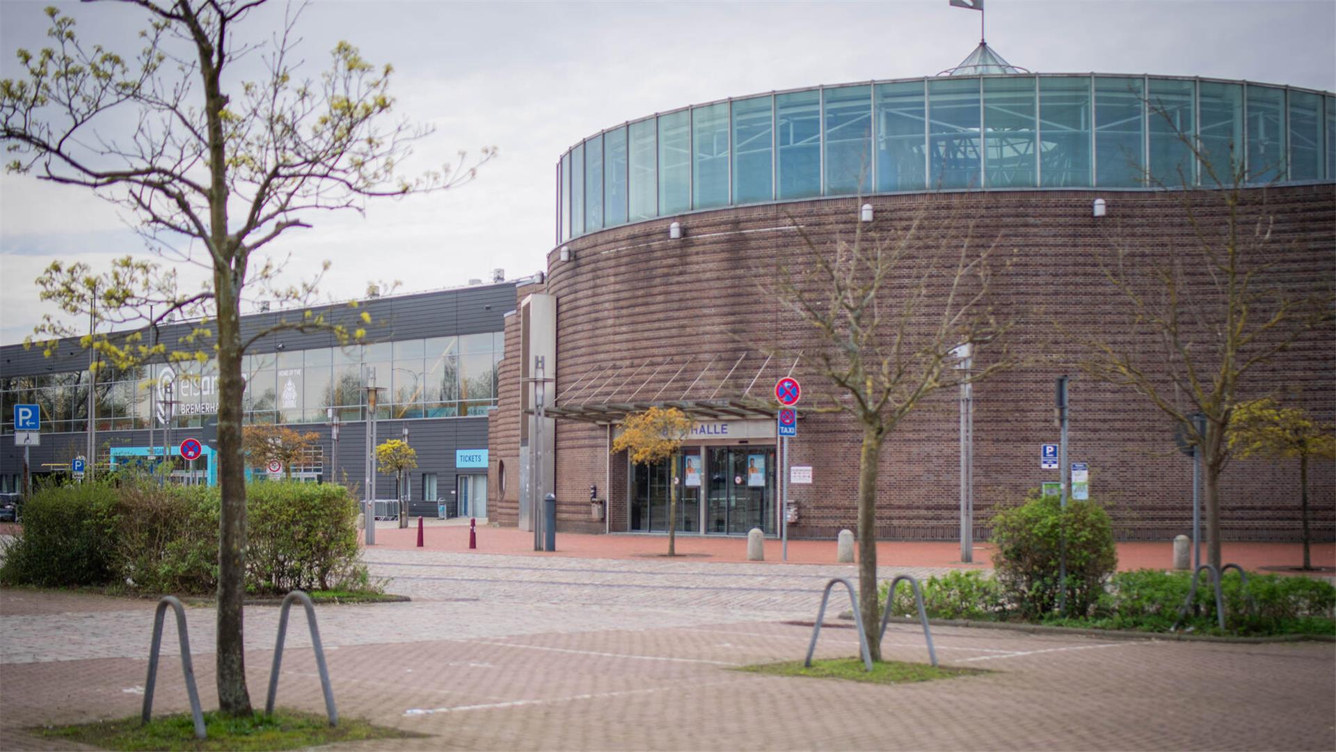 Rote Klinkerfassade des Stadthallen-Eingangs.