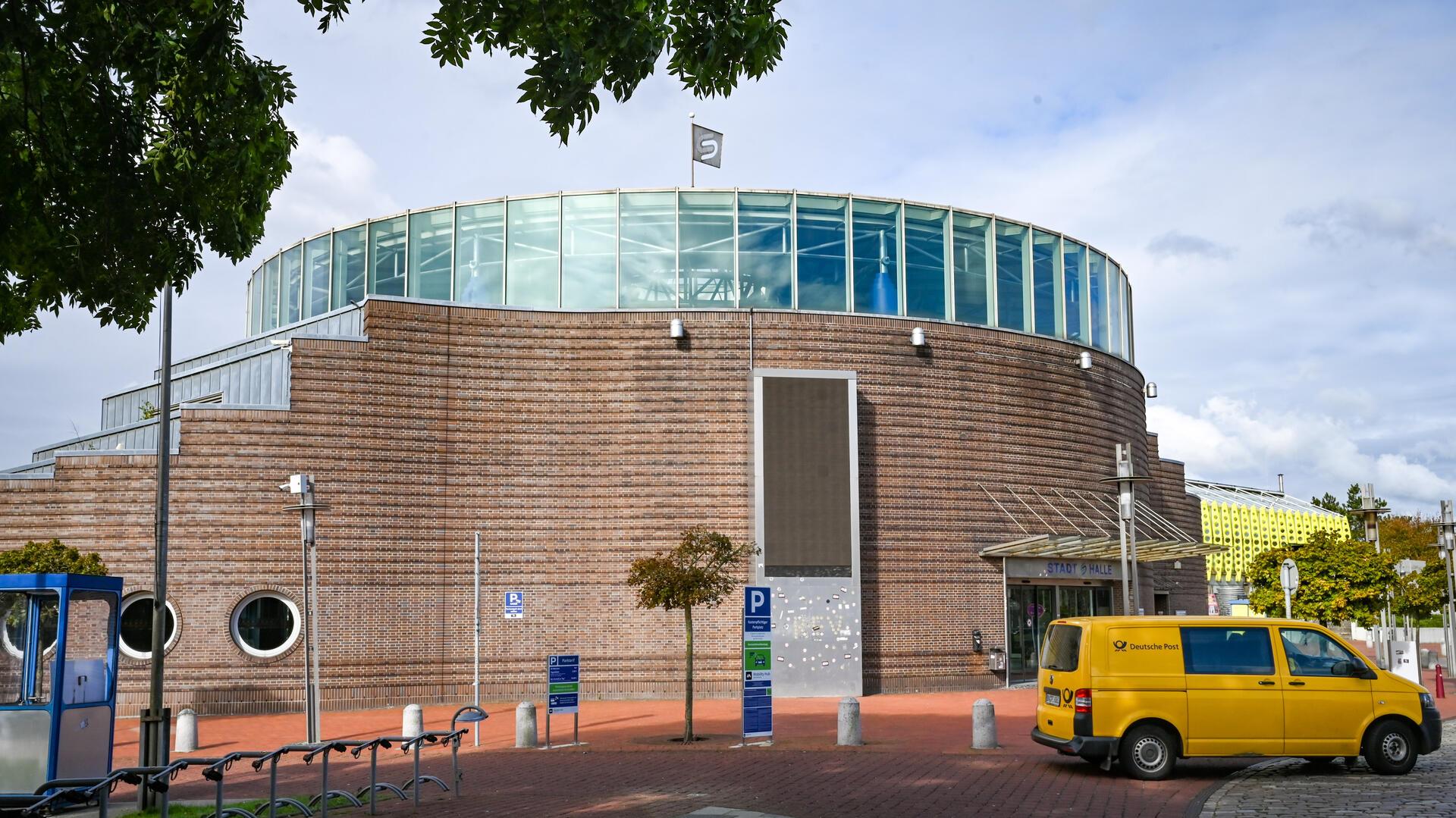 Rote Klinkerfassade der Stadthalle.