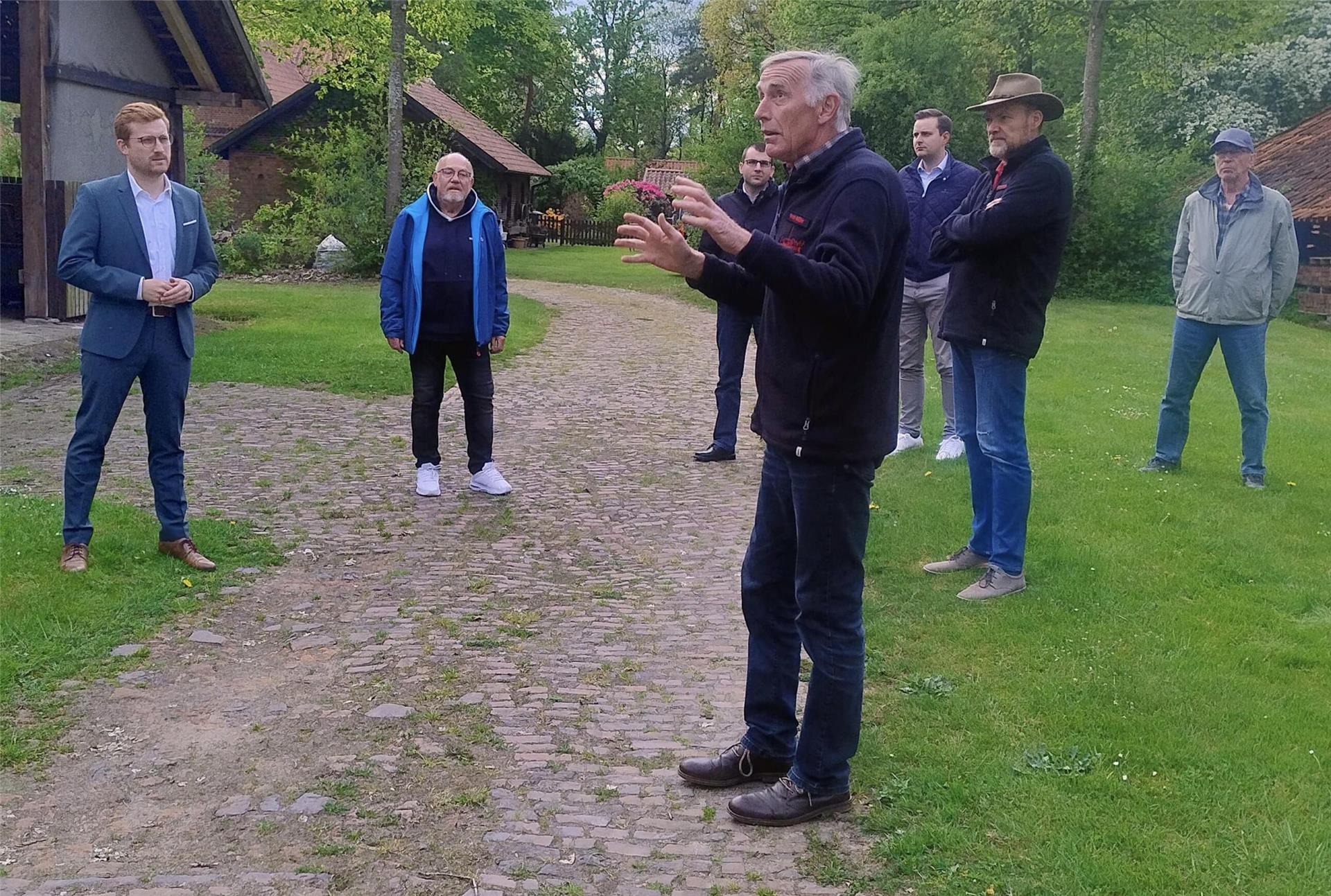 Die Mitglieder der Bremervörder CDU-Fraktion informierten sich kürzlich über den Sanierungsbedarf der Ziegelei Pape in Bevern.
