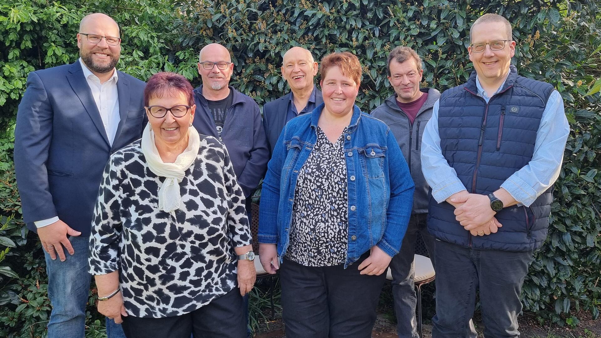 Die Mitglieder der Wählergemeinschaft Oerel-Barchel-Glinde unterstützen die Kandidatur ihrer Fraktionskollegin Meike Riggers. Das Foto zeigt Patrick Monsees (von links), Marianne Antons, Thomas Neumann, Günter Wehber, Meike Riggers, Torsten Knop und Marco Noetzelmann. 