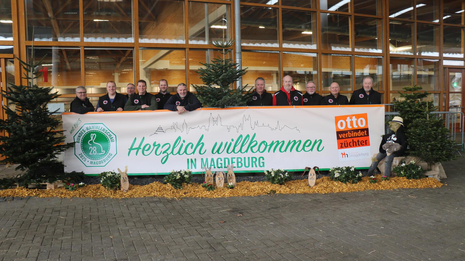 Die Mitglieder der beiden Vereine bei ihrem Besuch in Magdeburg: Frank Burwieck-Eylmann (von links), Tobias Nöppert, Dennis Brandt, Marcel Nöppert, Thomas Oetjen, Manfred Lemme, Hartmut Peters, Gert Dölling, Michael von Bargen, Reiner Hardekopf und Johann Witte.