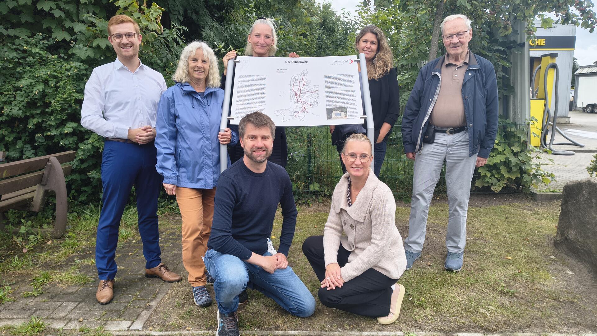 Die Mitglieder des Bremervörder Ortsrates - Dirk-Frederik Stelling (von links), Petra Fischer, Sindy Christiansen, Melanie Reßmeyer und Christian Oetjen (vorne, links) und Kristin Harms - mit Ralf Hube (rechts) an der neuen Info-Tafel für den "Ochsenweg" in der Bremervörder Walkmühlenstraße.