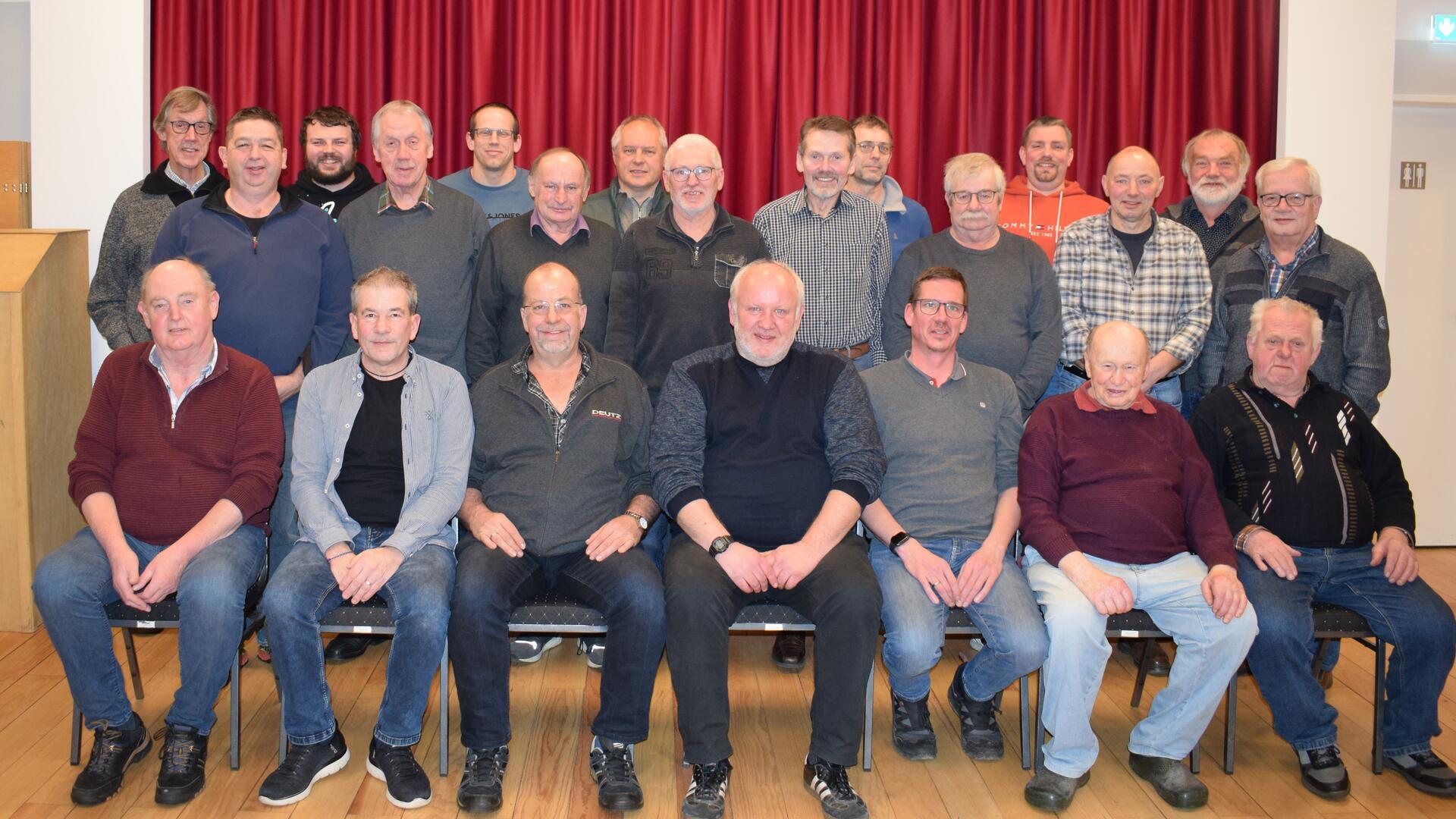Die Mitglieder des Ostendorfer Piepenclubs „Blauer Dunst“ mit ihrem Ersten Vorsitzende Stefan Vogel (sitzend, Mitte), und Zweiten Vorsitzenden Frank Ropers (links daneben) blickten auf das Jahre 2024 zurück.