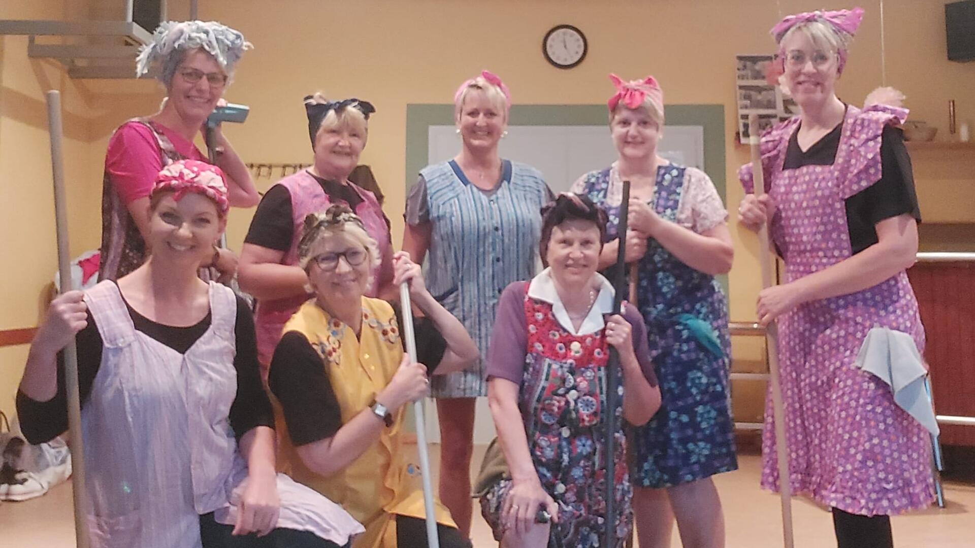 Mehrere Frauen in Putzzeug.