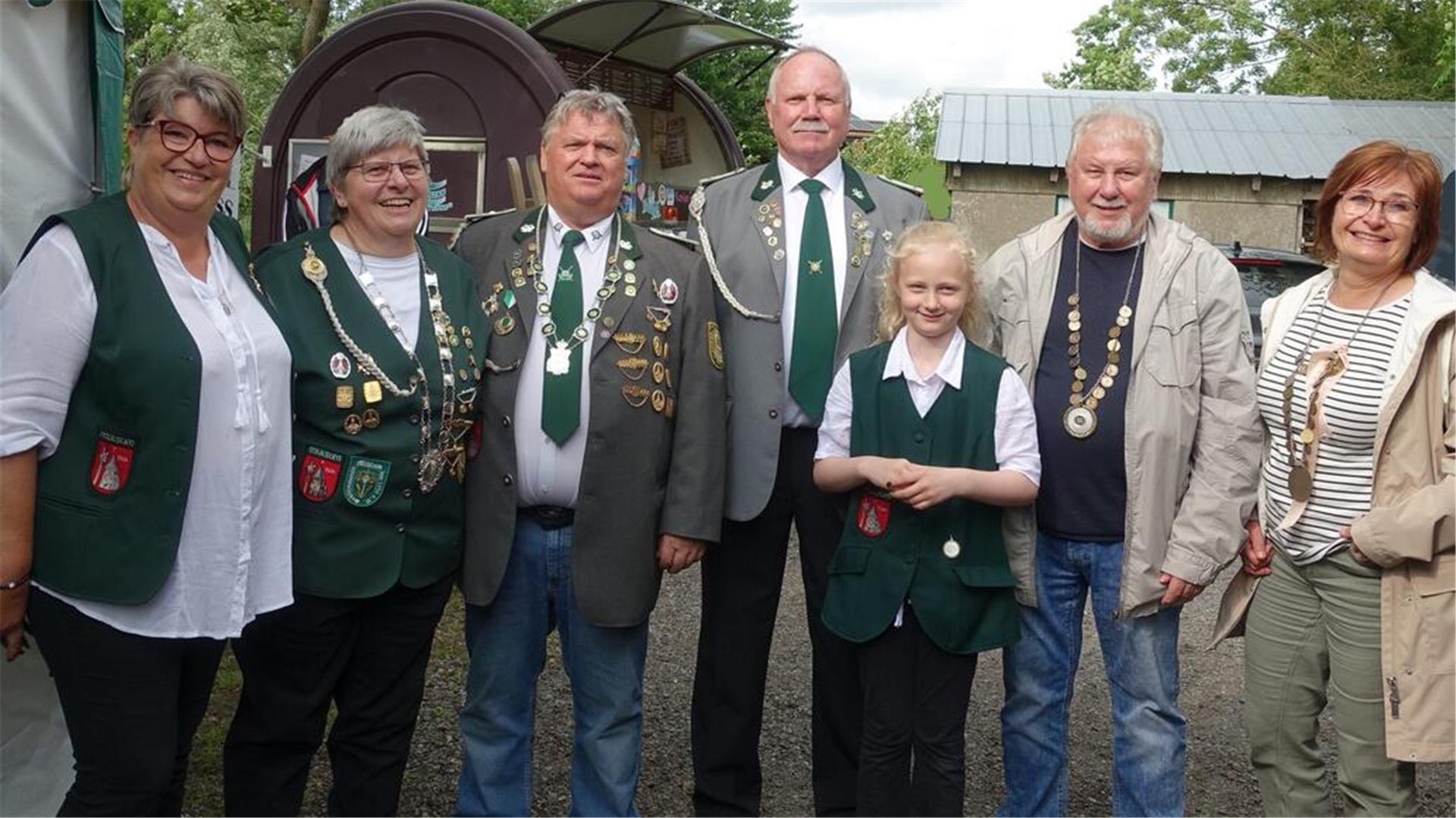 Die Mulsumer Majestäten (von links): Vizekönigin Martina Tamm, Königin Gerlinde Gielsdorf, König Frank Schwerdts, Vizekönig Hermann Korff, Kinderkönigin Hanna Jacobs, Volkskönig Erhard Jacobs und Volkskönigin Linda Icken.